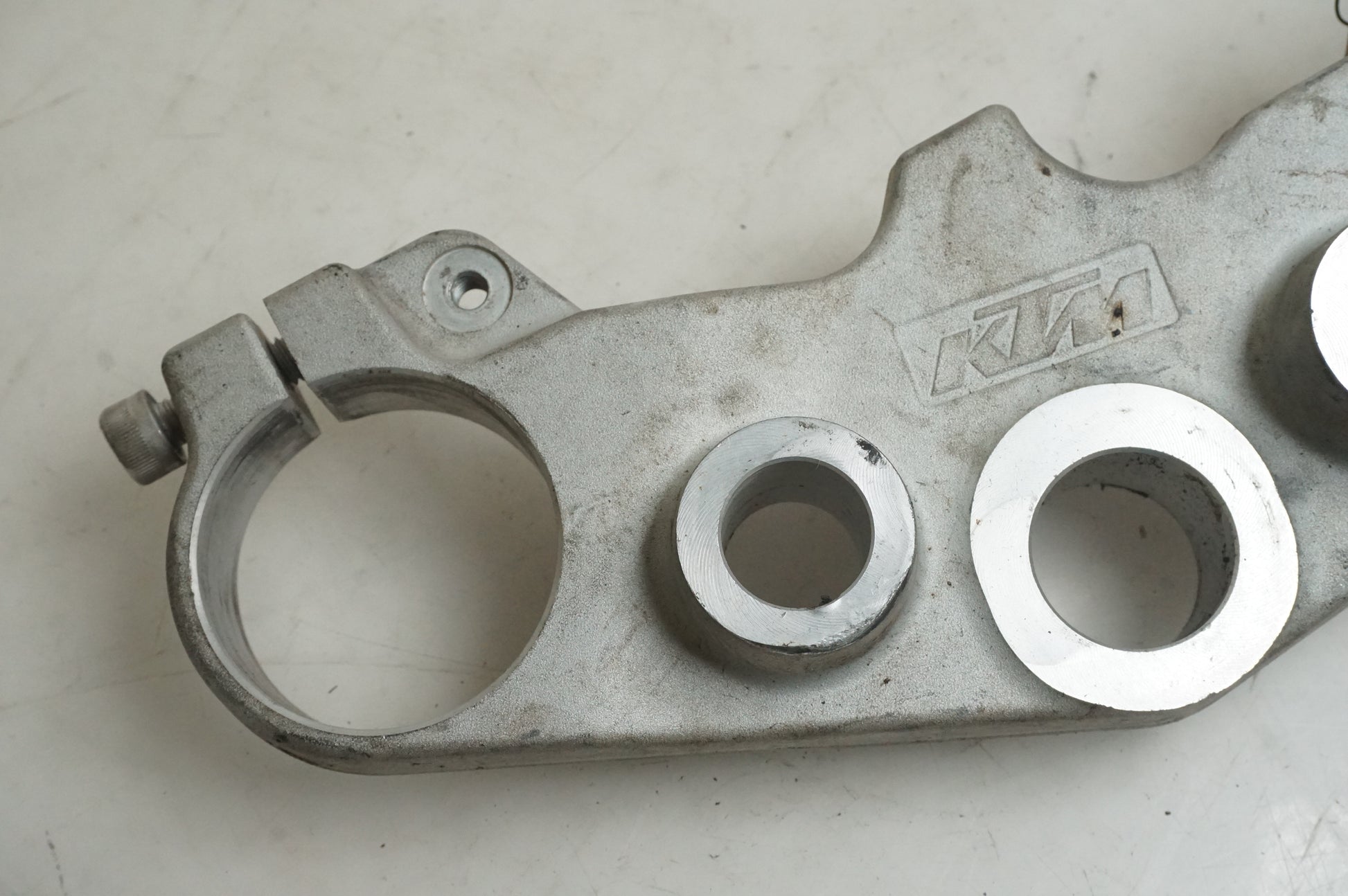 Baksidan på Gaffelkrona från en KTM 125 Duke -2014 motorcykel.