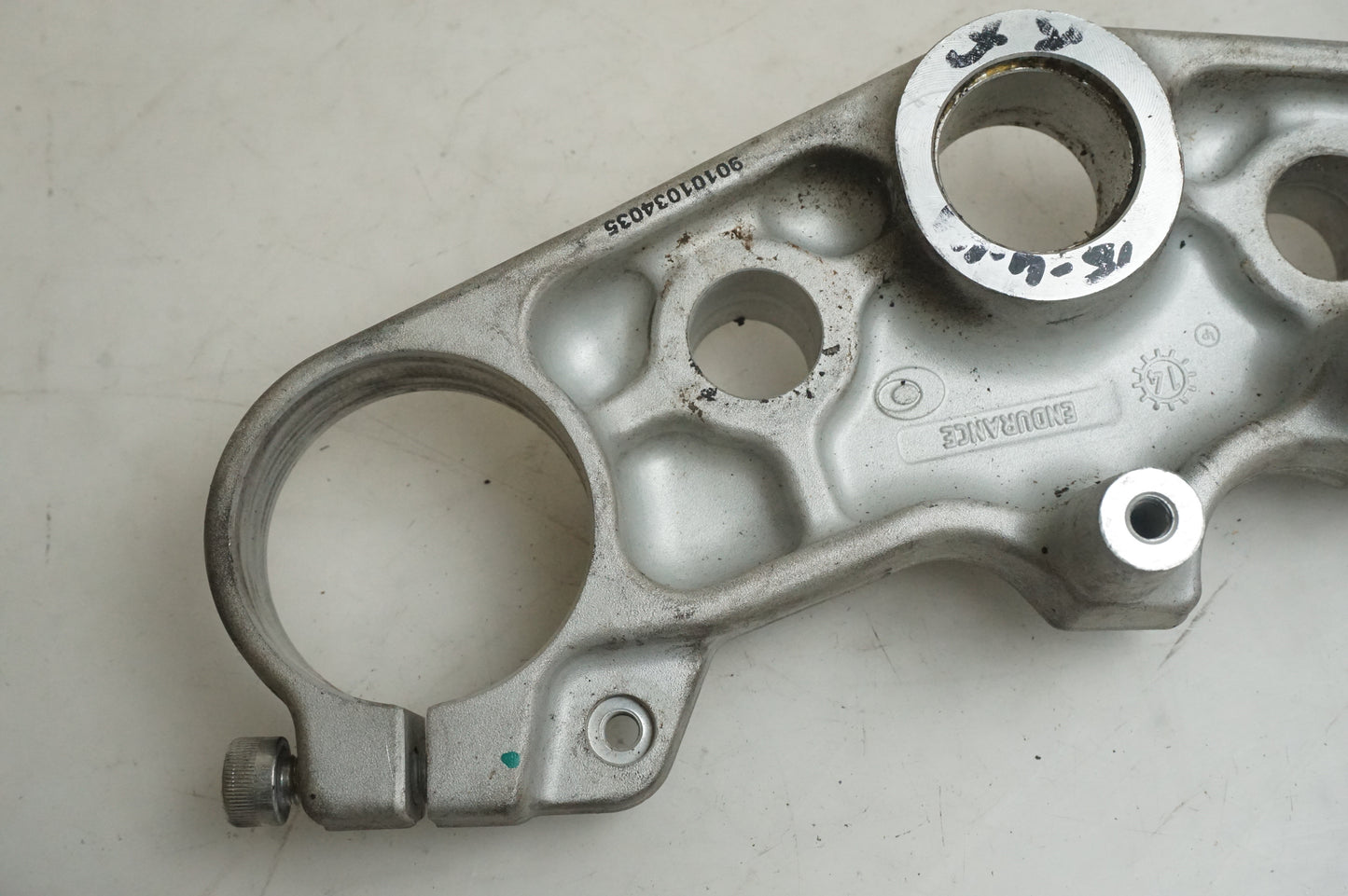 Vänster sida på Gaffelkrona från en KTM 125 Duke -2014 motorcykel.