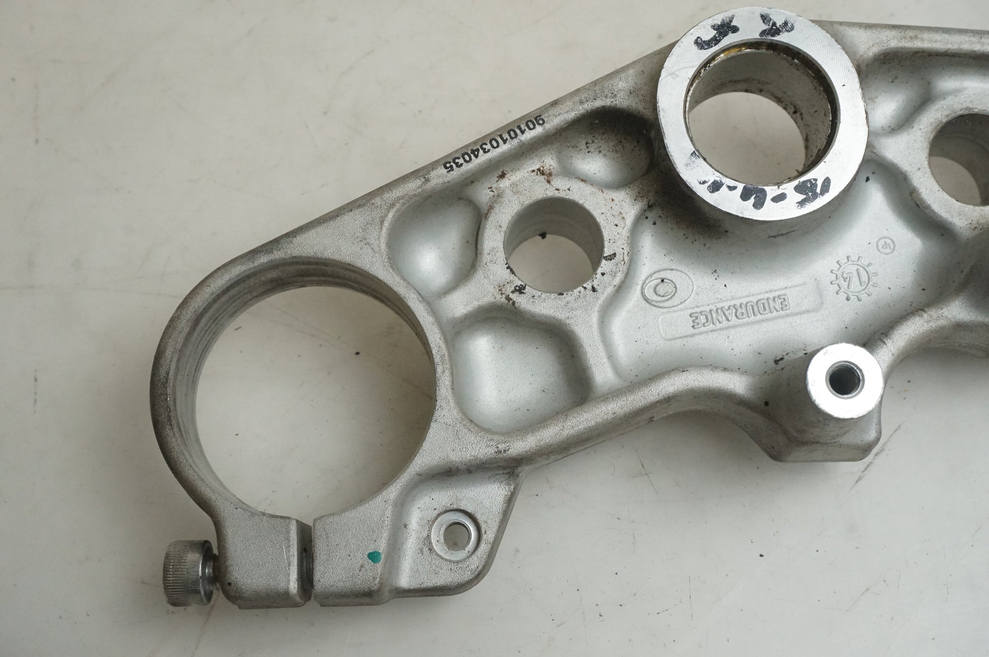 Vänster sida på Gaffelkrona från en KTM 125 Duke -2014 motorcykel.