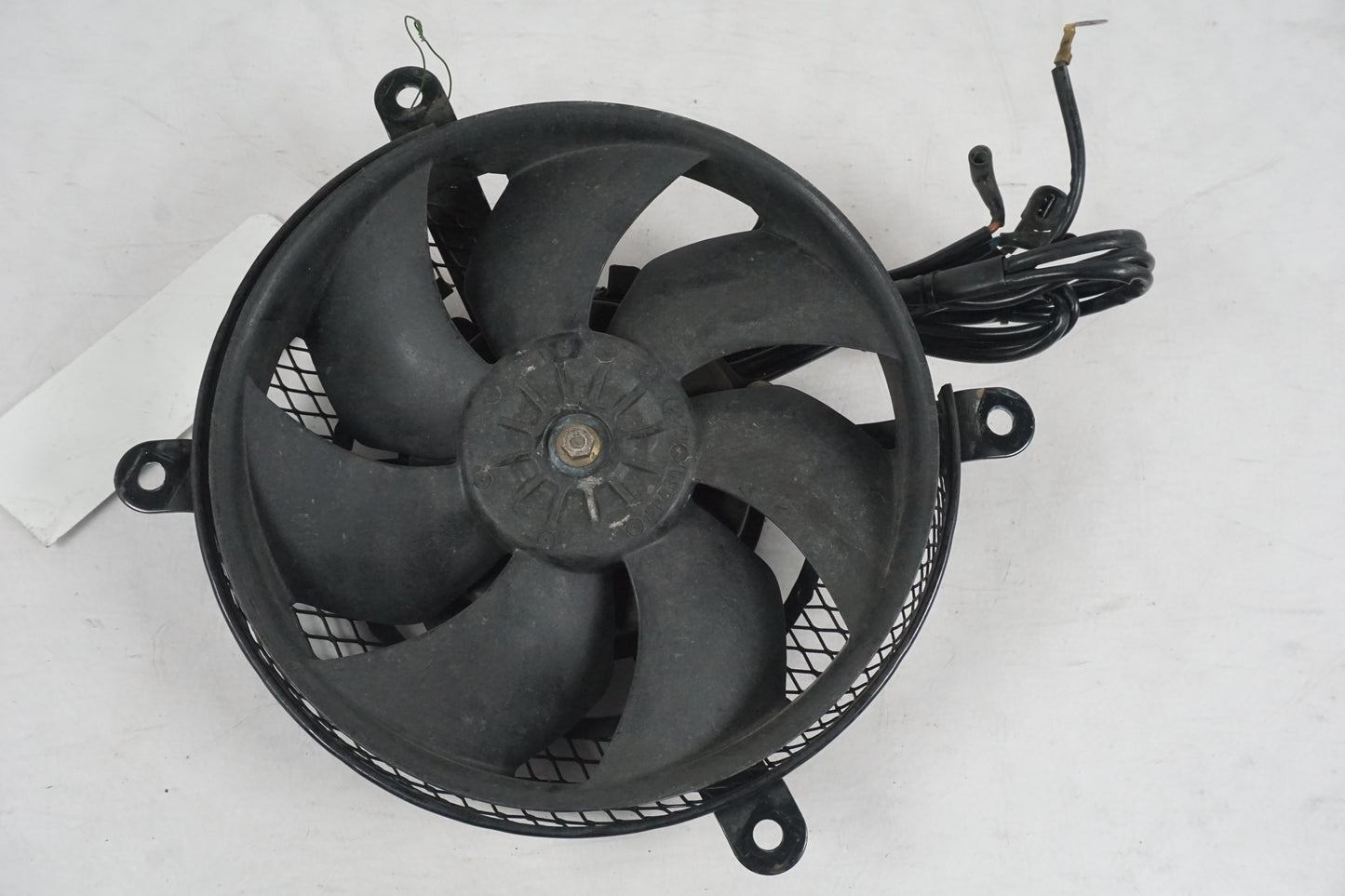 Framsidan på Vattenkylfläkt från en Kawasaki VN 1600 Mean Streak -2004 motorcykel.