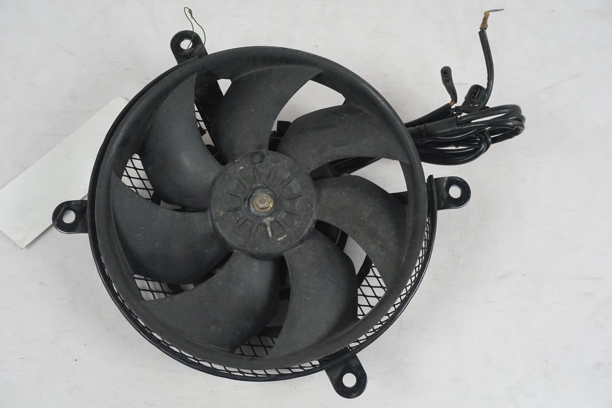 Framsidan på Vattenkylfläkt från en Kawasaki VN 1600 Mean Streak -2004 motorcykel.