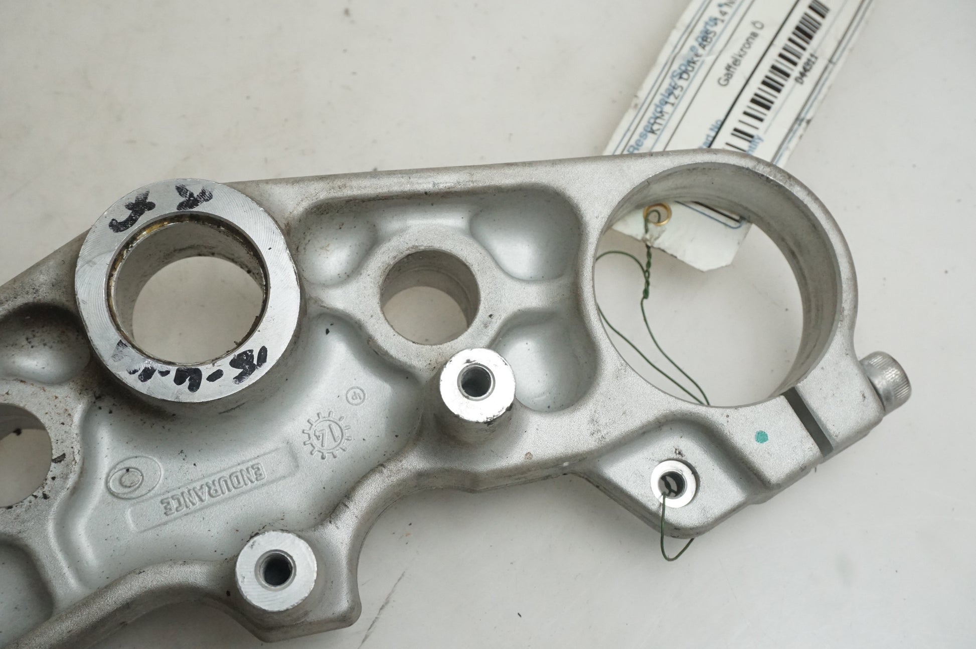 Snett uppifrån på Gaffelkrona från en KTM 125 Duke -2014 motorcykel.