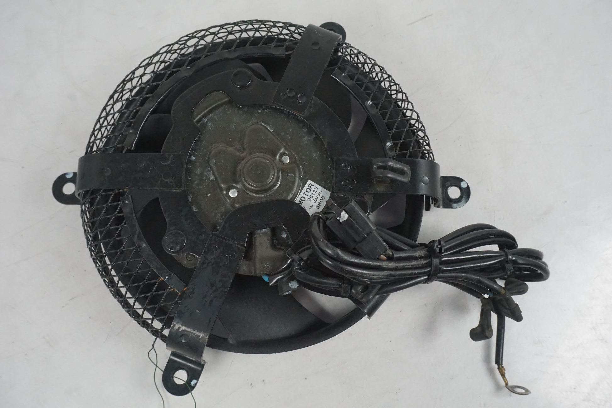 Baksidan på Vattenkylfläkt från en Kawasaki VN 1600 Mean Streak -2004 motorcykel.