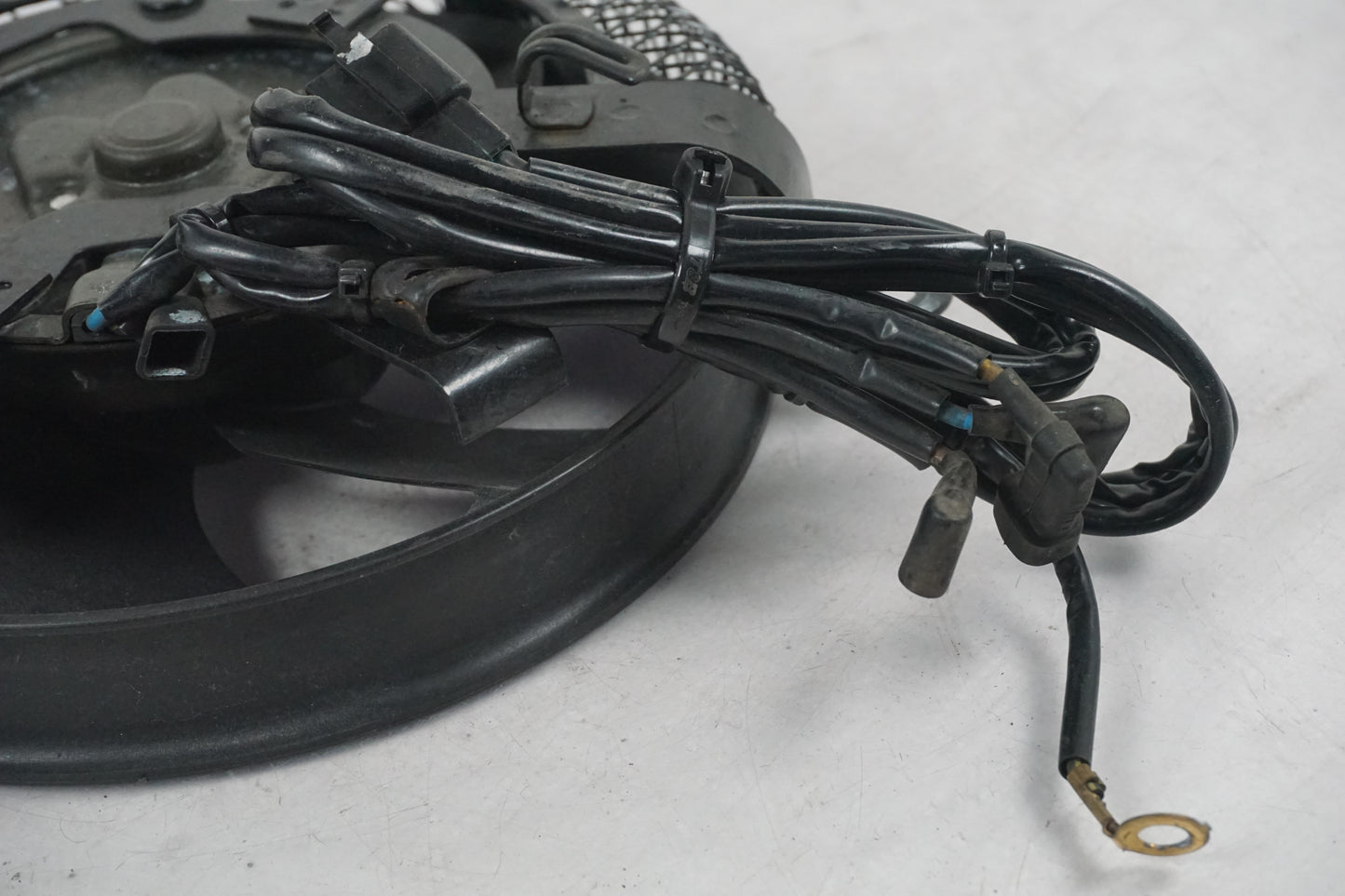 Höger sida på Vattenkylfläkt från en Kawasaki VN 1600 Mean Streak -2004 motorcykel.