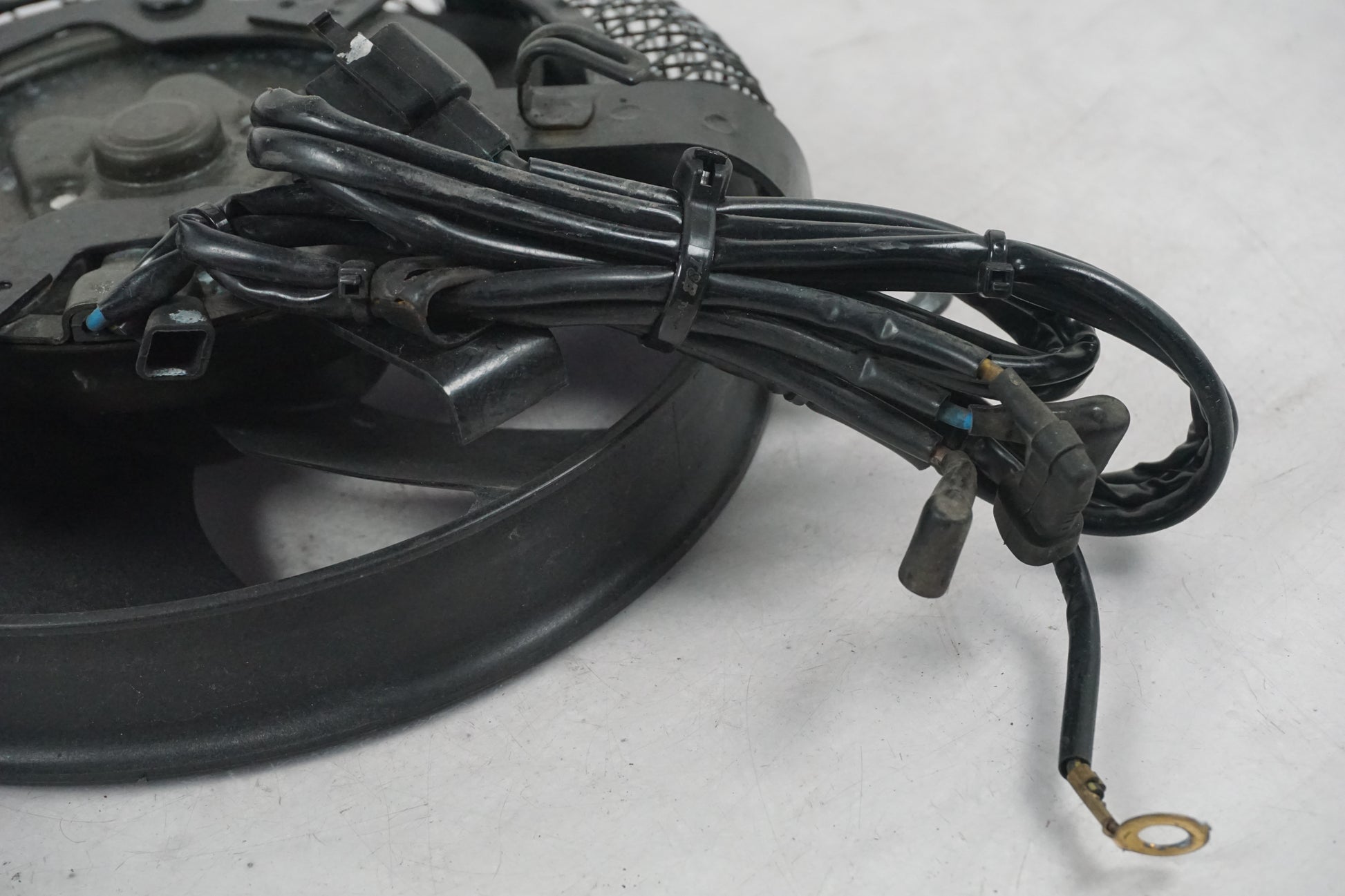 Höger sida på Vattenkylfläkt från en Kawasaki VN 1600 Mean Streak -2004 motorcykel.