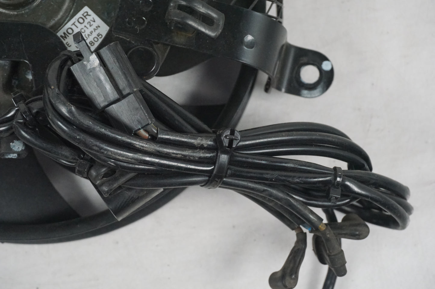 Vänster sida på Vattenkylfläkt från en Kawasaki VN 1600 Mean Streak -2004 motorcykel.