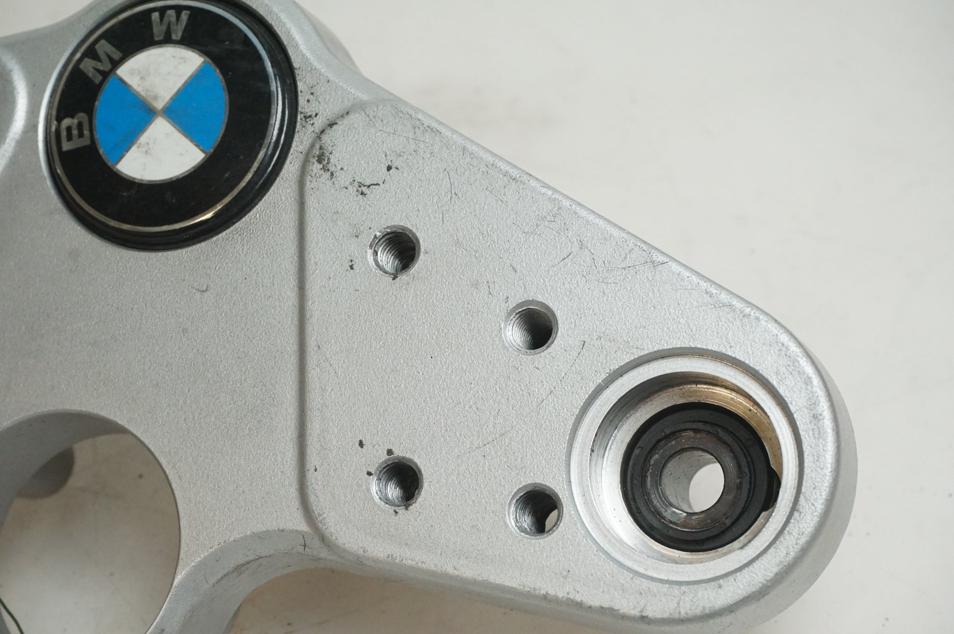 Baksidan på Gaffelkrona från en BMW R 1200 RT -2011 motorcykel.