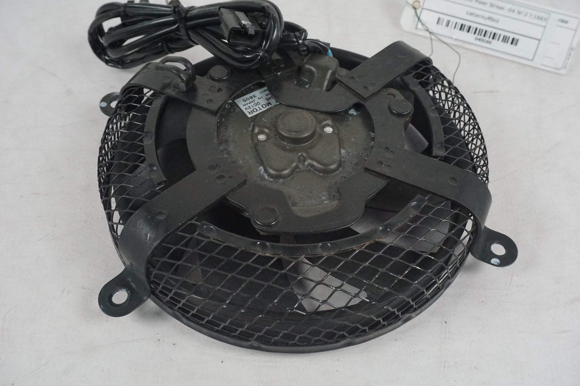 Snett uppifrån på Vattenkylfläkt från en Kawasaki VN 1600 Mean Streak -2004 motorcykel.