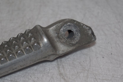 Snett nerifrån på Fotpinne från en Honda CBR 1100 XX -1998 motorcykel.