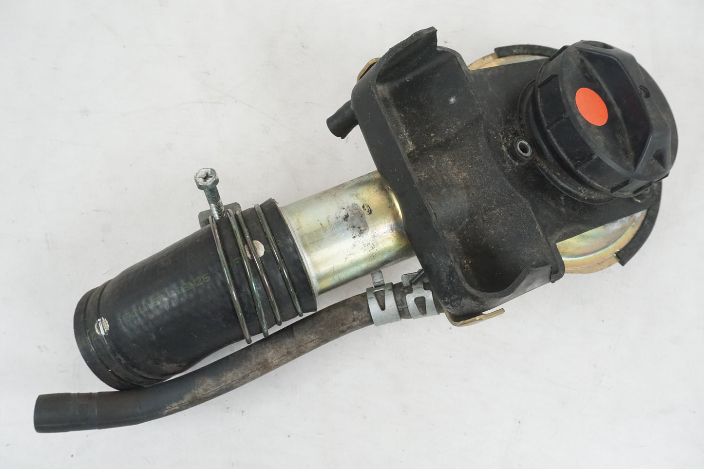 Framsidan på Bensintankspåfyllning från en Suzuki VL 1500 -1998 motorcykel.