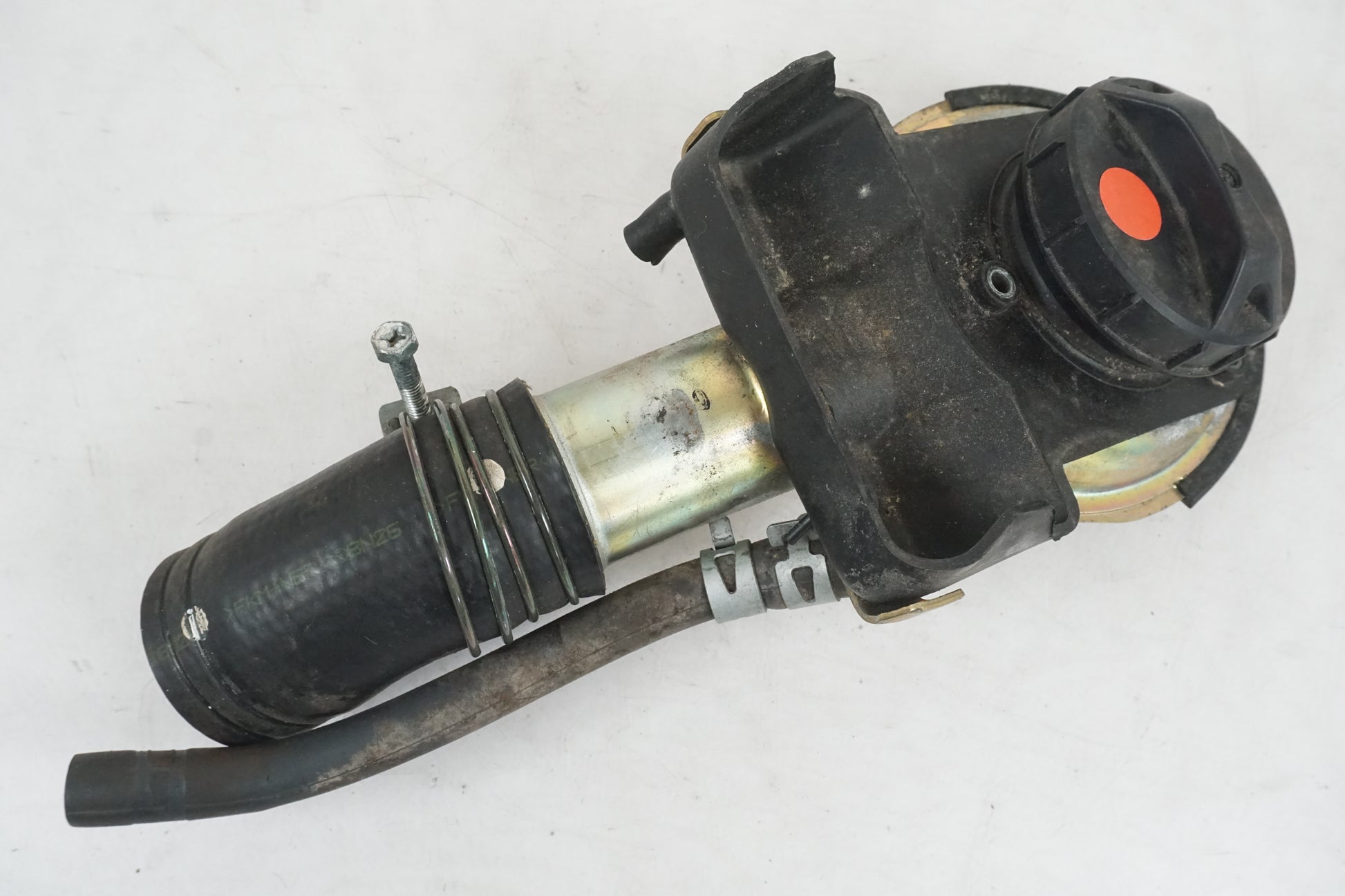 Framsidan på Bensintankspåfyllning från en Suzuki VL 1500 -1998 motorcykel.