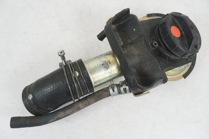 Framsidan på Bensintankspåfyllning från en Suzuki VL 1500 -1998 motorcykel.