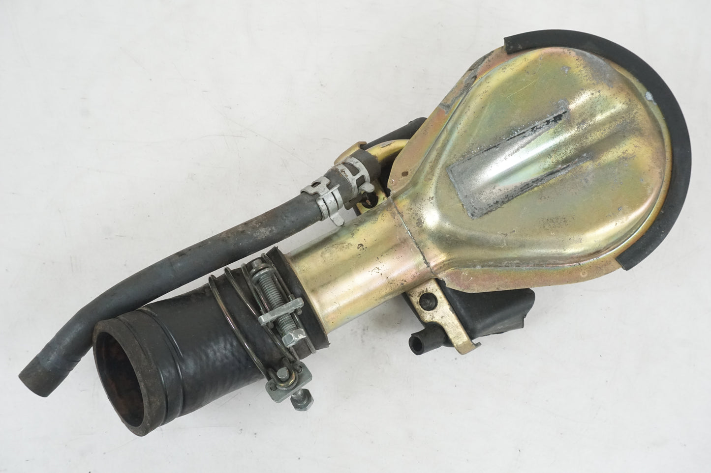 Baksidan på Bensintankspåfyllning från en Suzuki VL 1500 -1998 motorcykel.