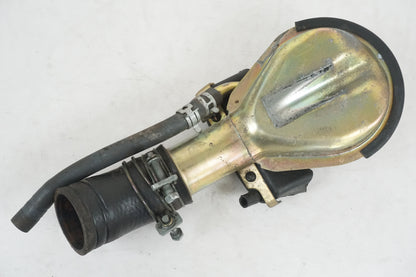 Baksidan på Bensintankspåfyllning från en Suzuki VL 1500 -1998 motorcykel.