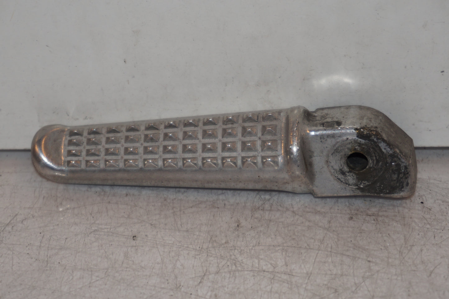 Framsidan på Fotpinne från en Honda CB 1300 F -2004 motorcykel.