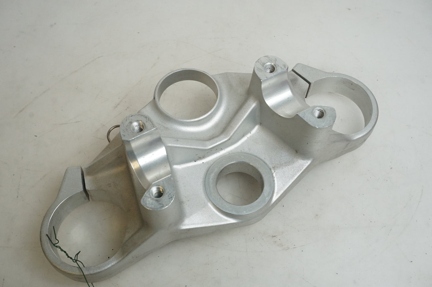 Framsidan på Gaffelkrona från en BMW R 1200 RS -2015 motorcykel.