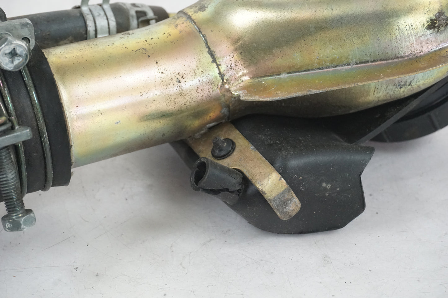 Höger sida på Bensintankspåfyllning från en Suzuki VL 1500 -1998 motorcykel.