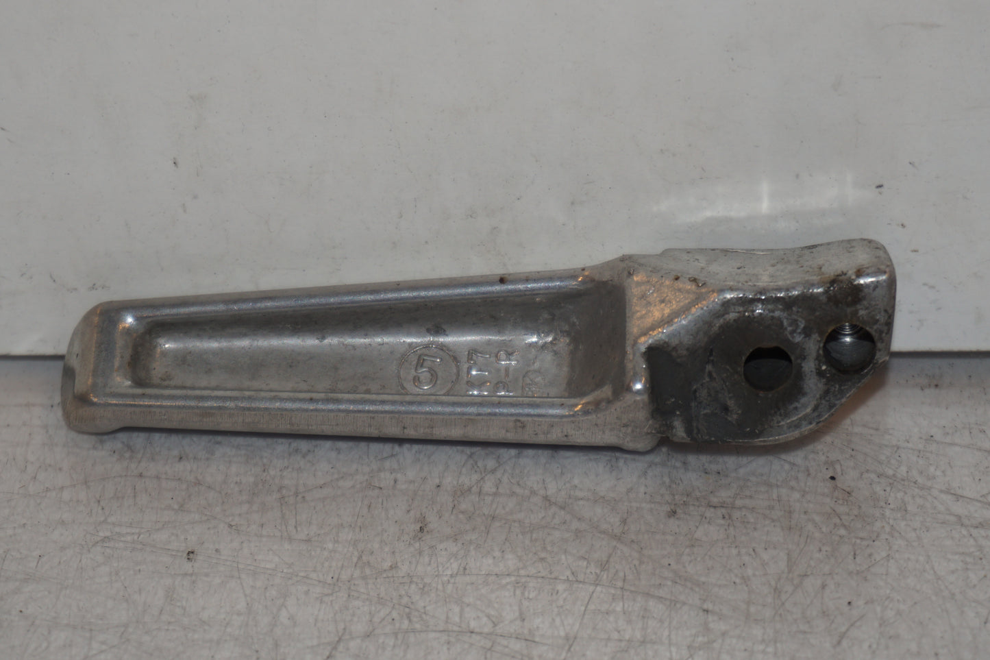 Baksidan på Fotpinne från en Honda CB 1300 F -2004 motorcykel.