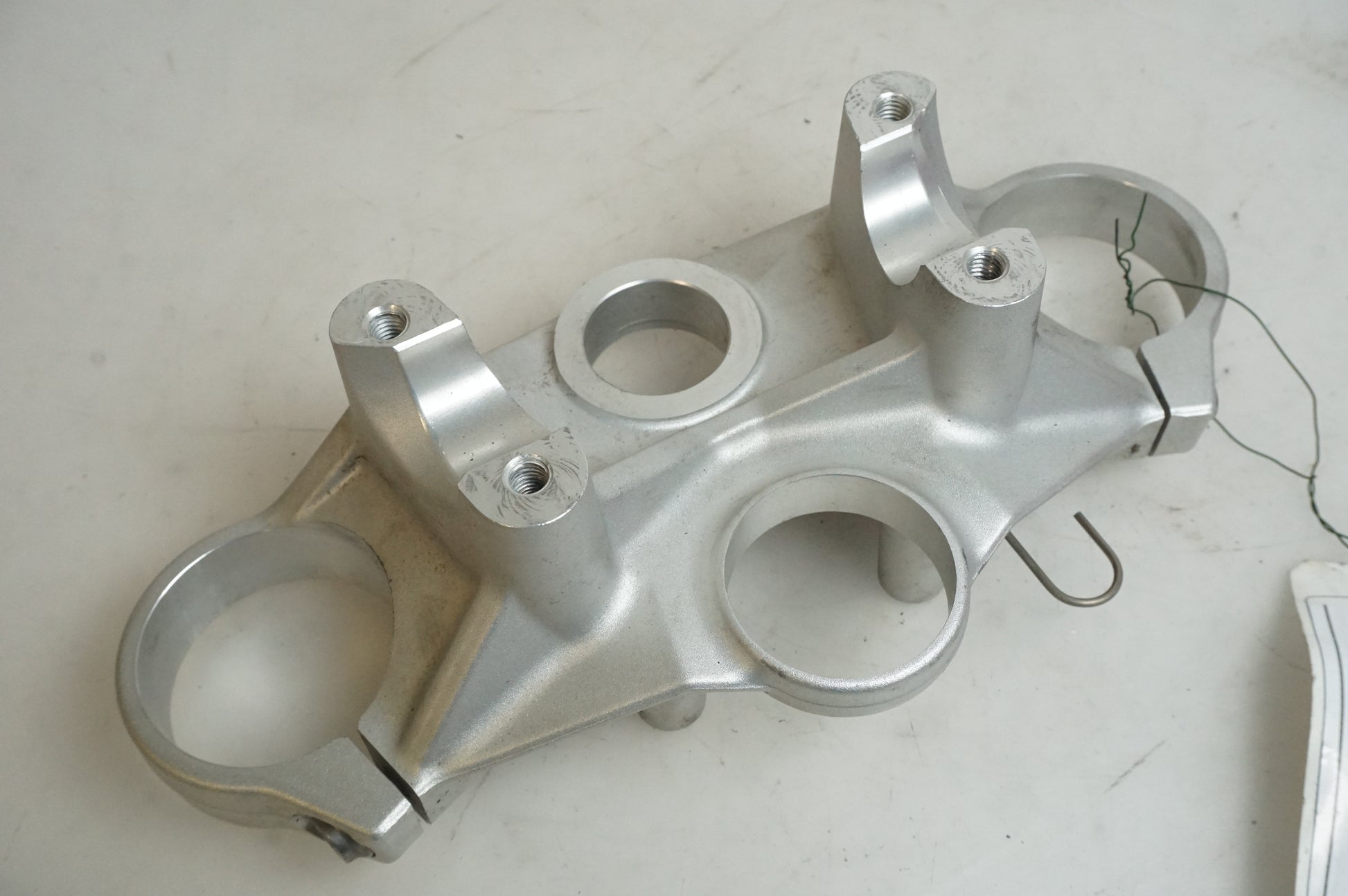 Baksidan på Gaffelkrona från en BMW R 1200 RS -2015 motorcykel.