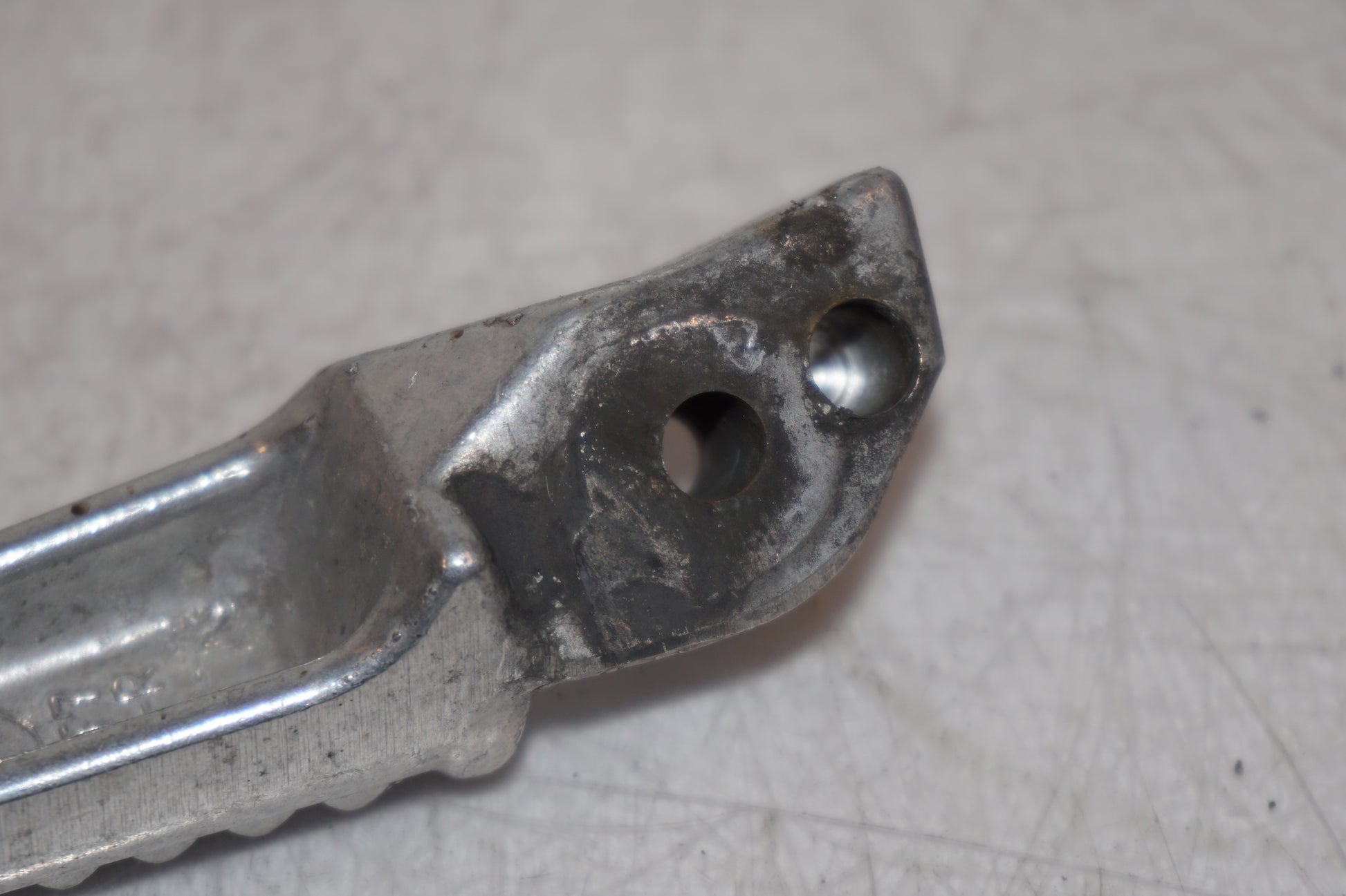 Snett uppifrån på Fotpinne från en Honda CB 1300 F -2004 motorcykel.