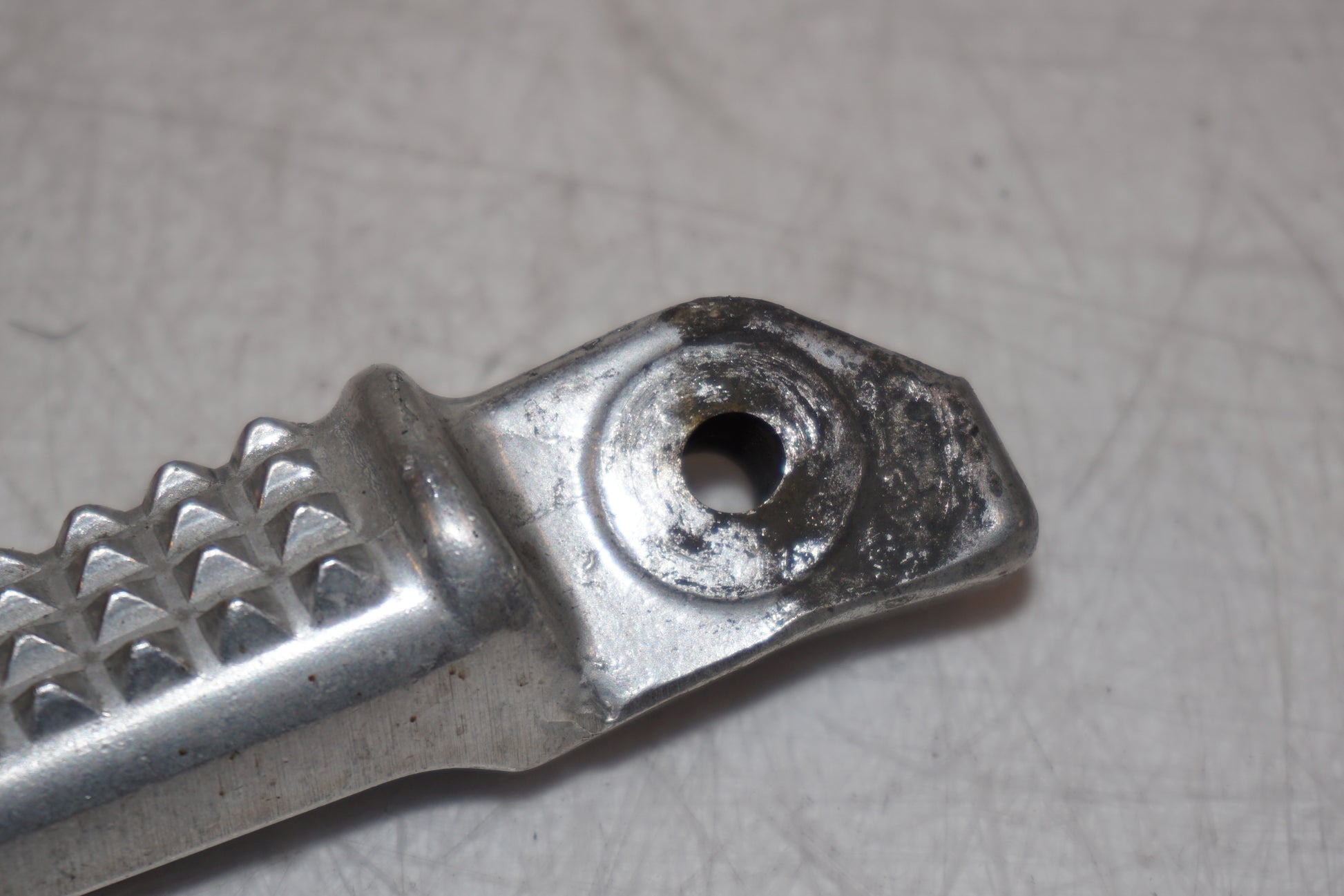 Snett nerifrån på Fotpinne från en Honda CB 1300 F -2004 motorcykel.