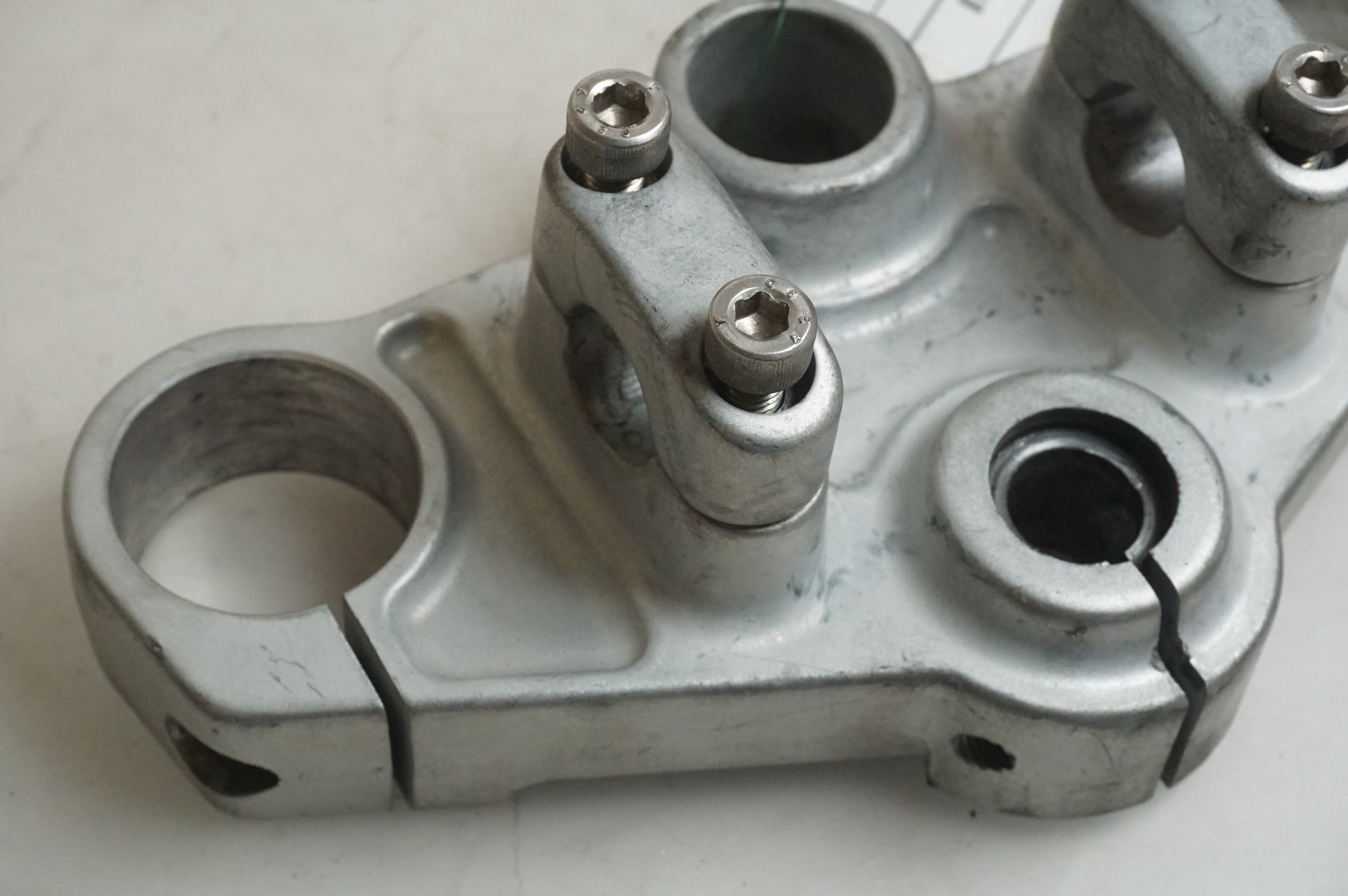 Baksidan på Gaffelkrona från en BMW F 650 CS -2002 motorcykel.