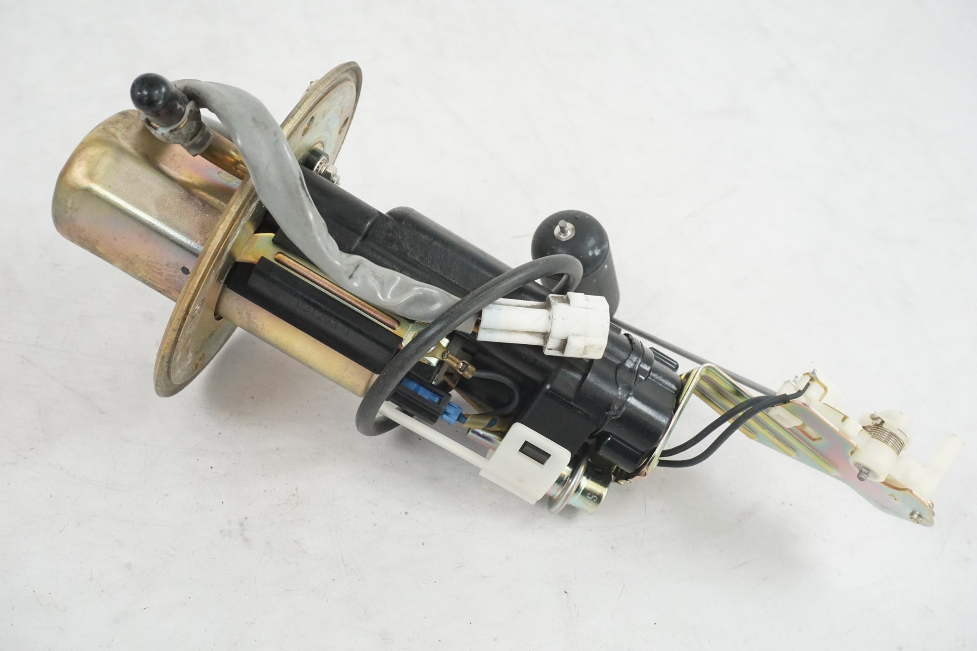 Snett uppifrån på Bensinpump insprut från en Suzuki DL 1000 -2004 motorcykel.