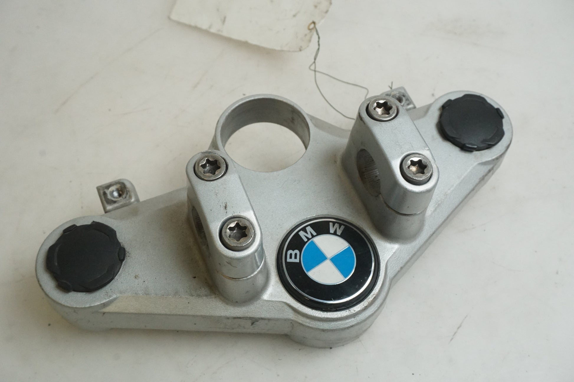 Baksidan på Gaffelkrona från en BMW R 1200 R -2007 motorcykel.