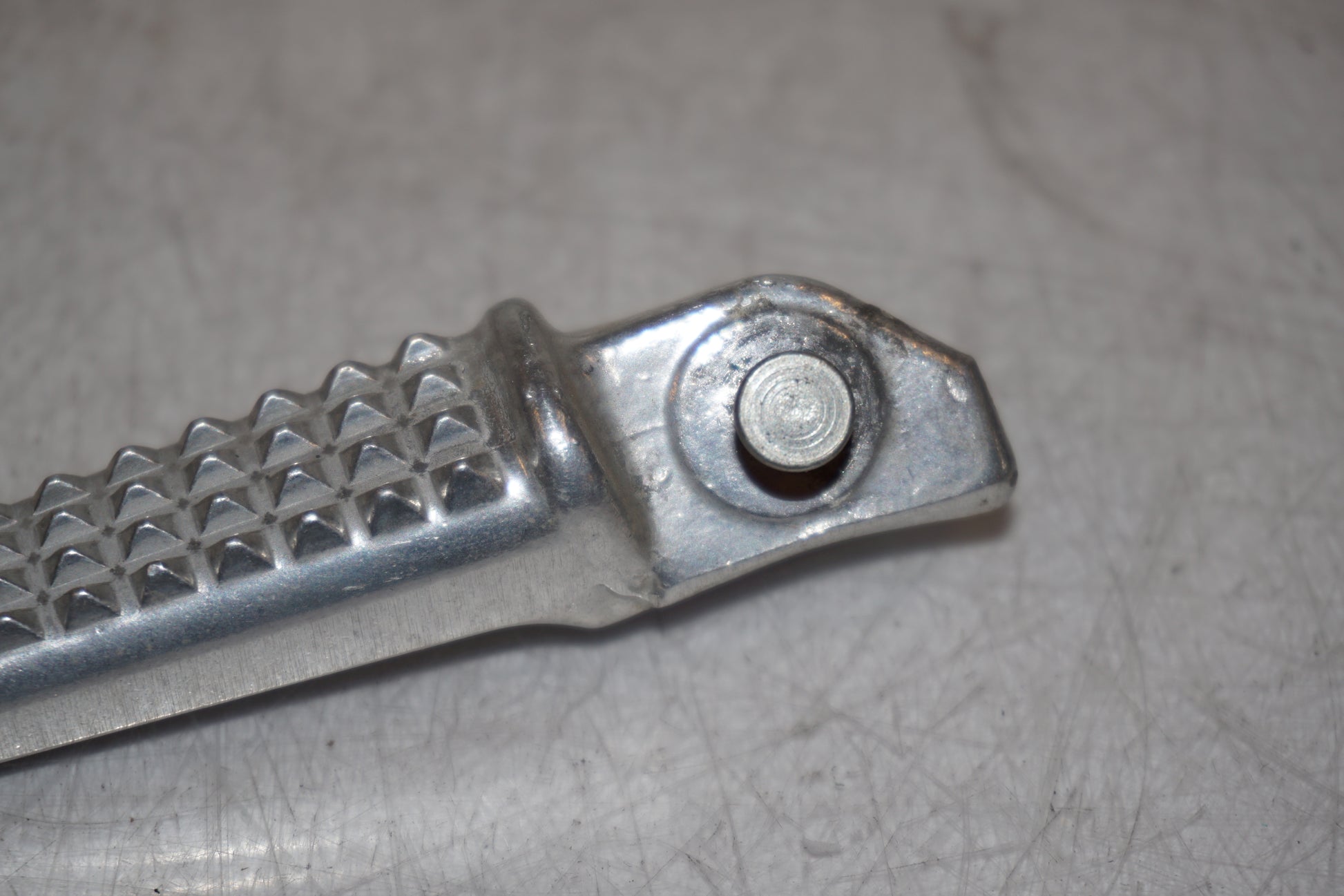 Snett nerifrån på Fotpinne från en Honda CBR 1100 XX -2004 motorcykel.