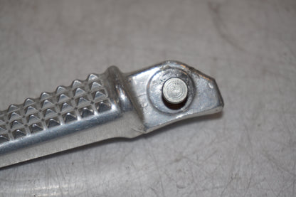 Snett nerifrån på Fotpinne från en Honda CBR 1100 XX -2004 motorcykel.