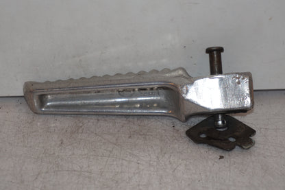 Baksidan på Fotpinne från en Honda VTR 1000 F -1997 motorcykel.