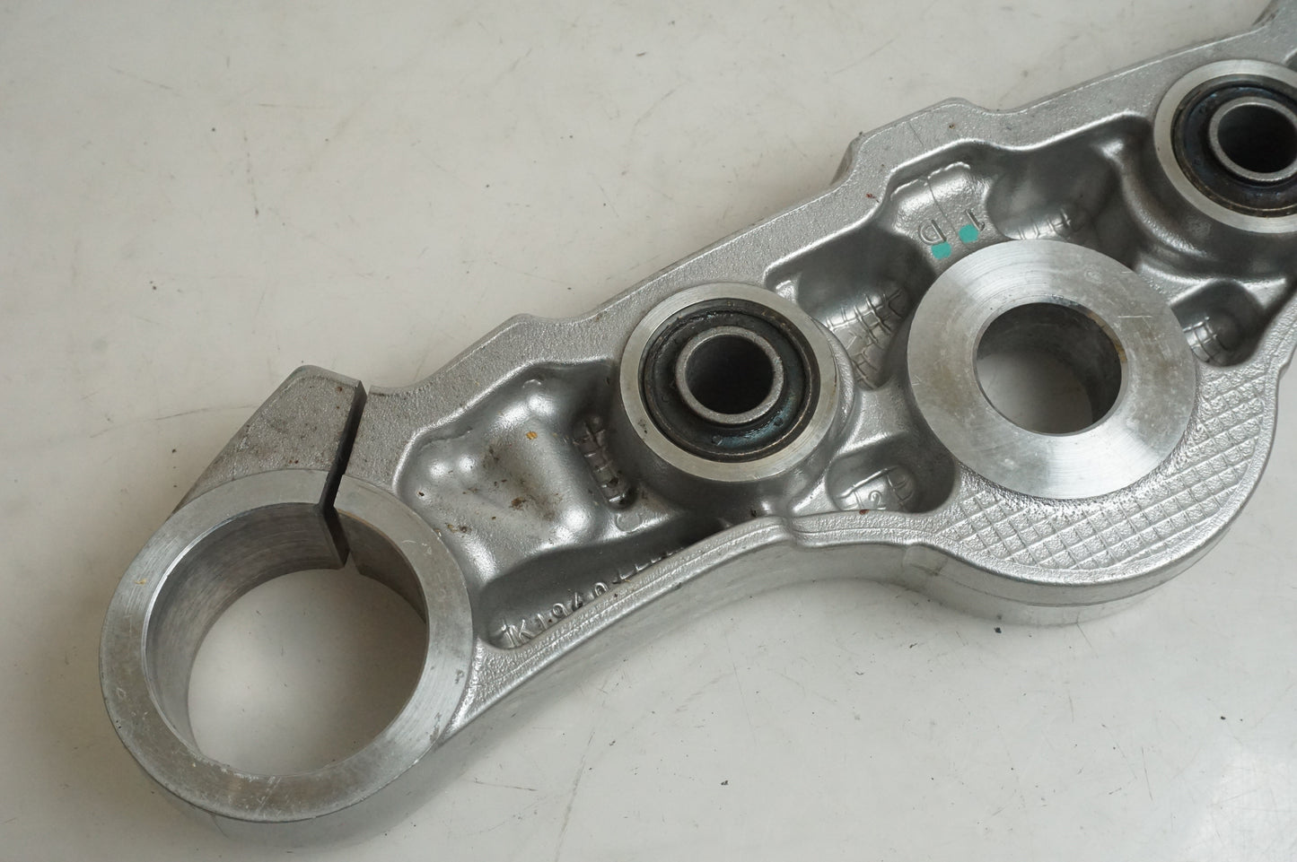 Vänster sida på Gaffelkrona från en Kawasaki VN 1700 Classic Tourer -2009 motorcykel.