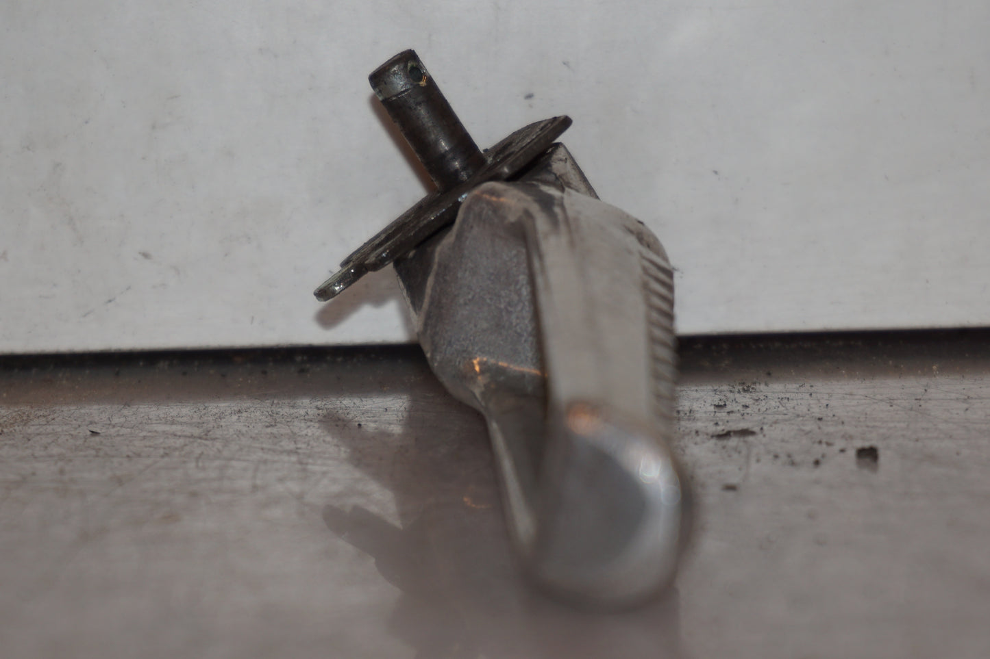 Vänster sida på Fotpinne från en Honda VTR 1000 F -1997 motorcykel.