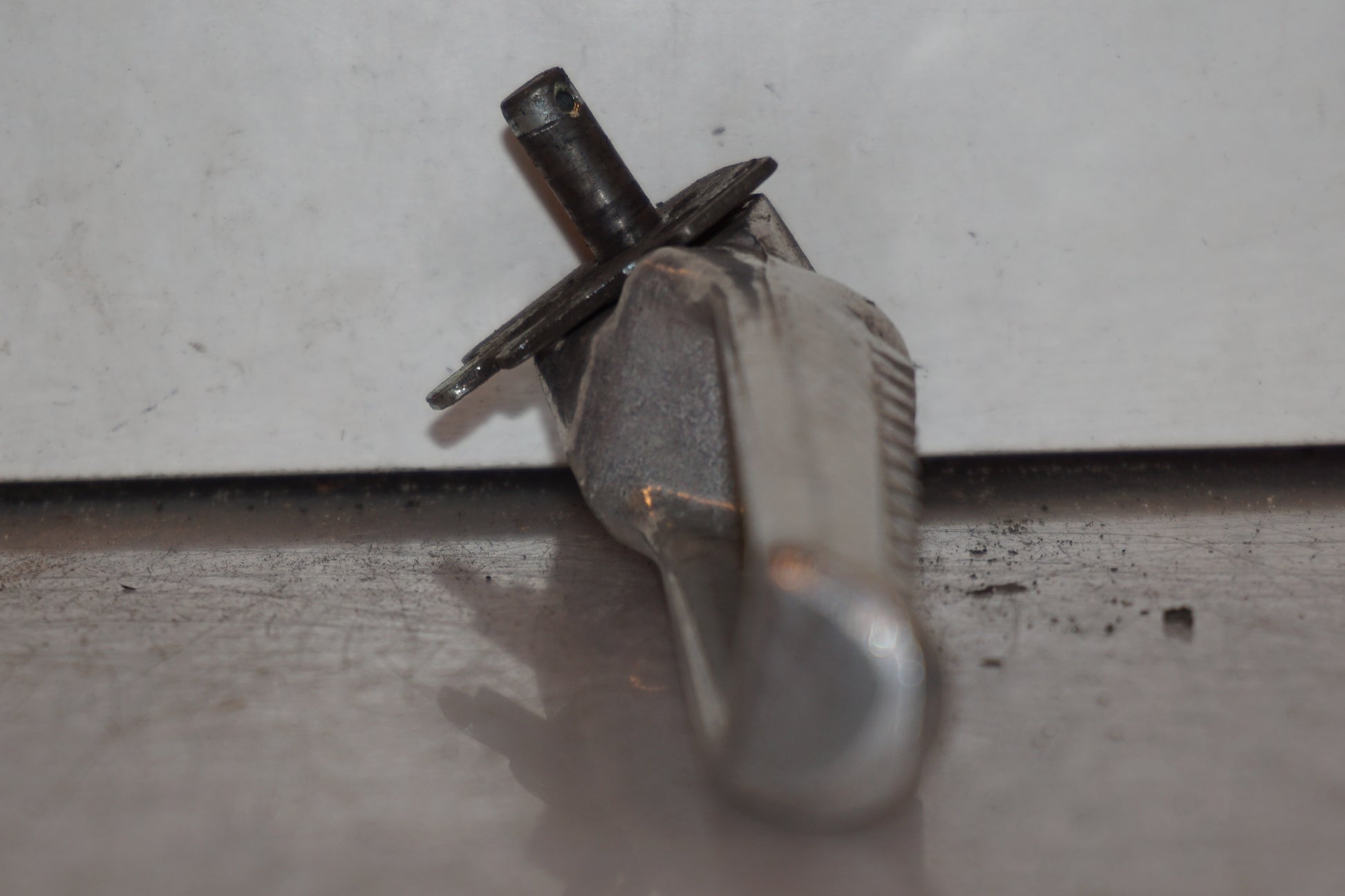 Vänster sida på Fotpinne från en Honda VTR 1000 F -1997 motorcykel.