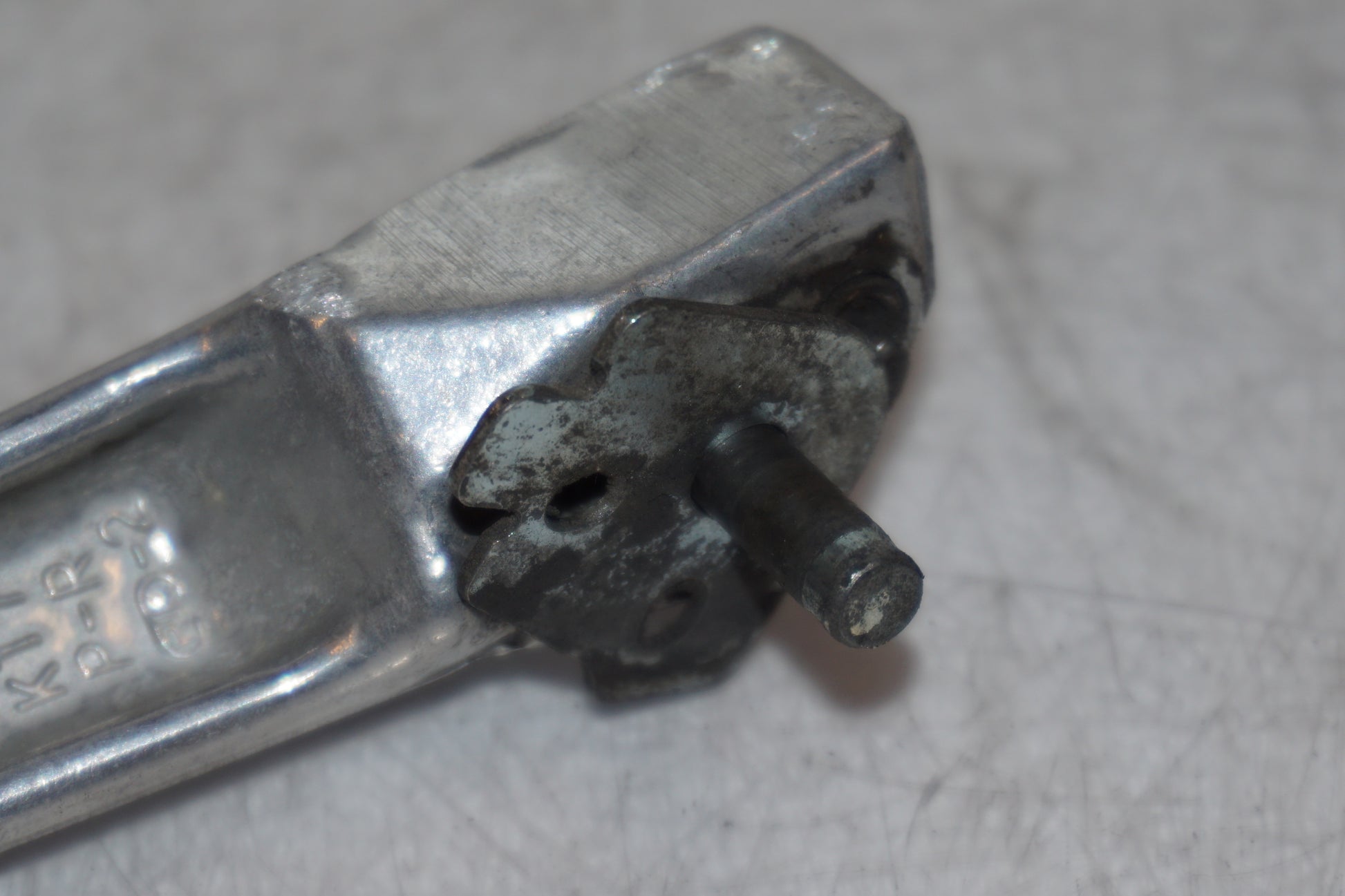 Snett nerifrån på Fotpinne från en Honda VTR 1000 F -1997 motorcykel.