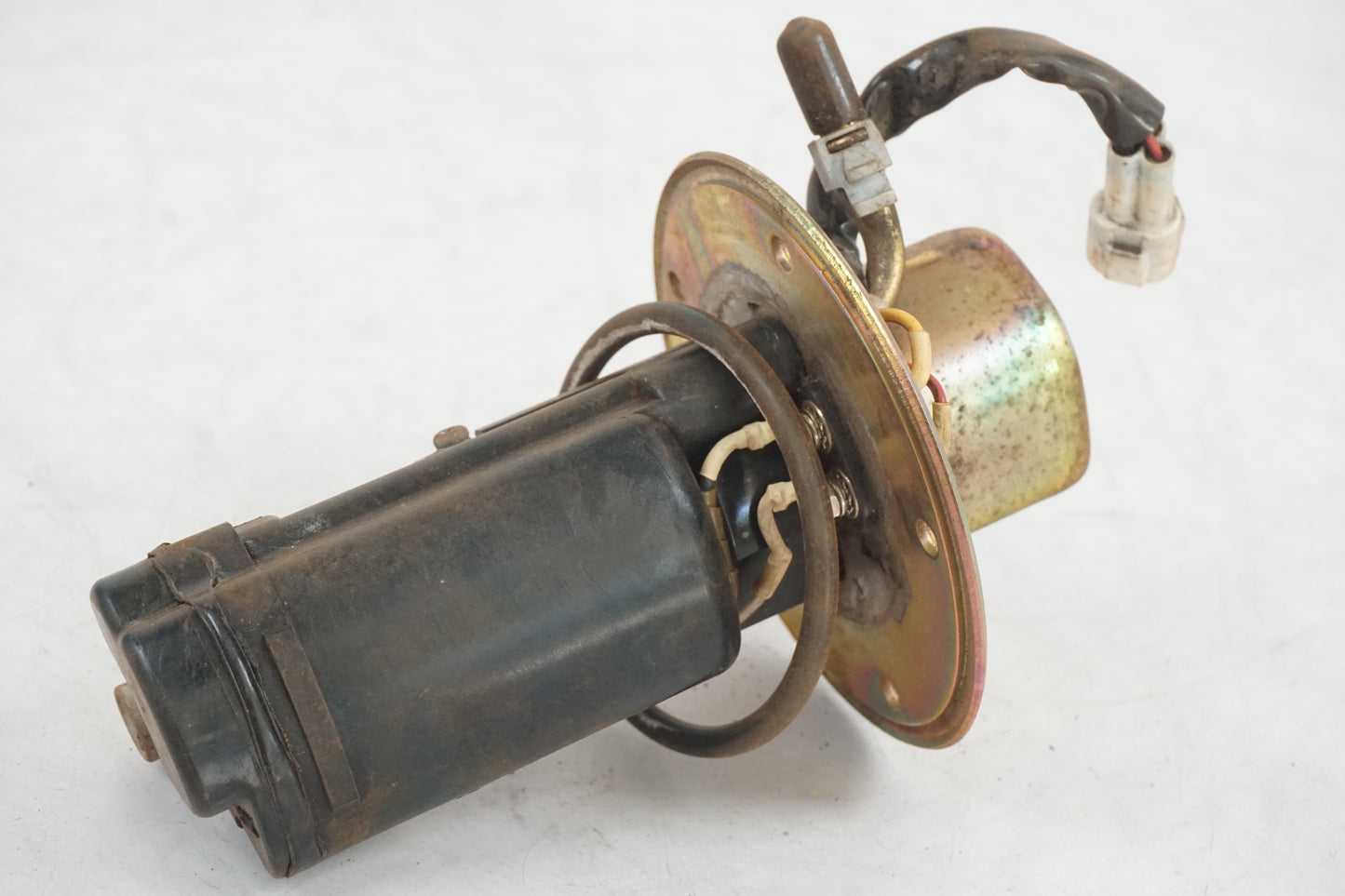 Baksidan på Bensinpump insprut från en Suzuki SV 650 -2003 motorcykel.