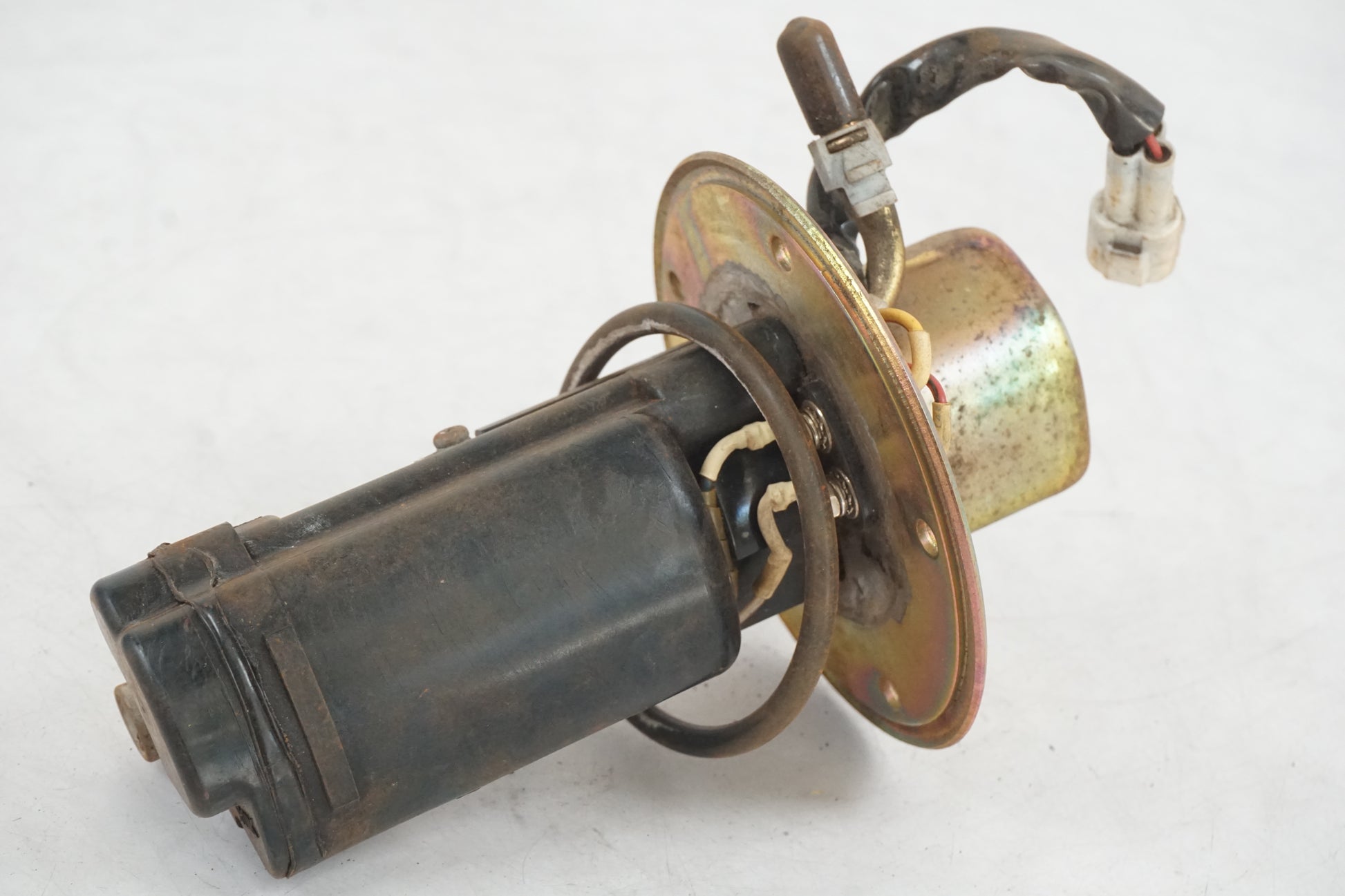 Baksidan på Bensinpump insprut från en Suzuki SV 650 -2003 motorcykel.