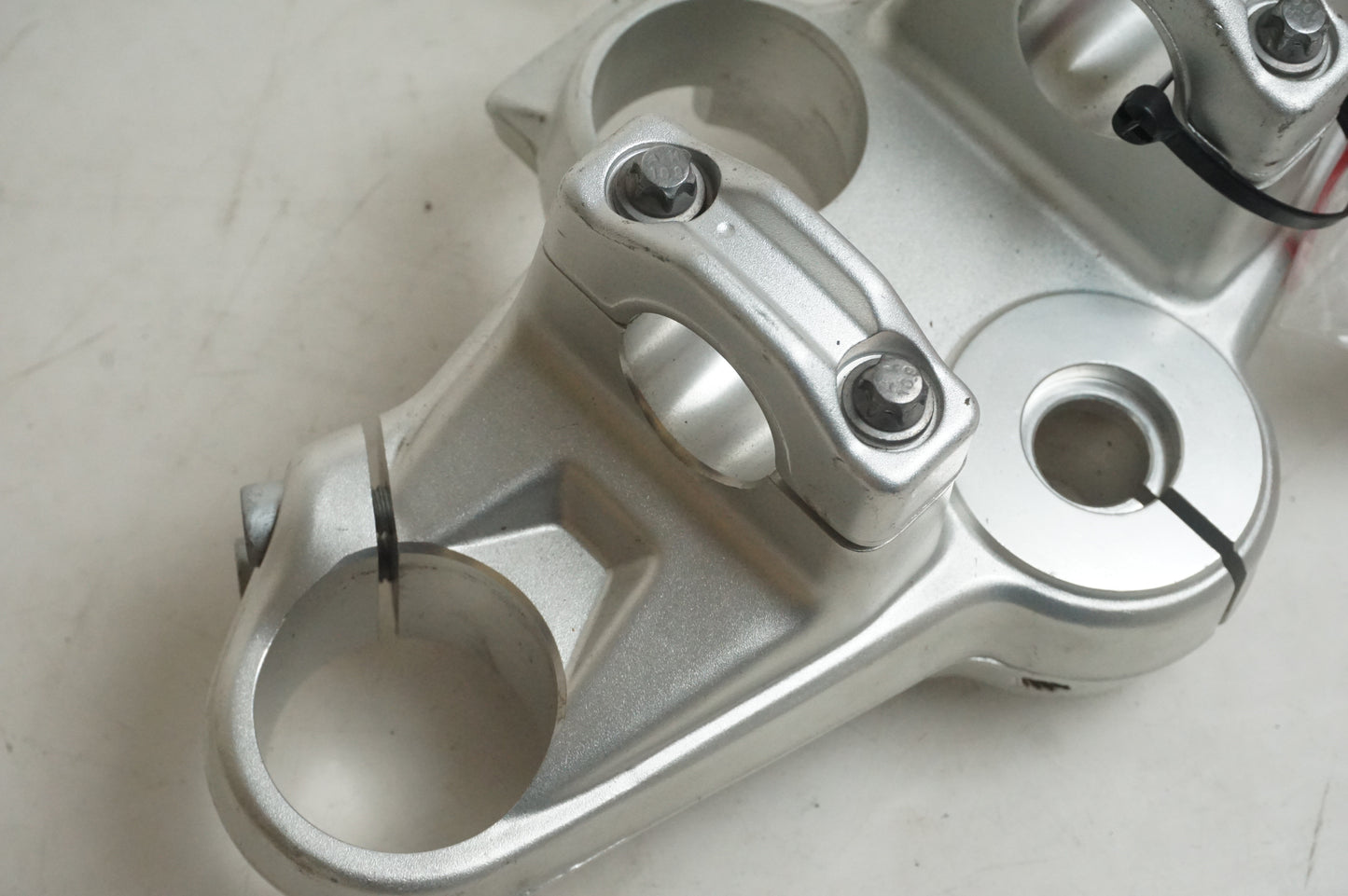 Baksidan på Gaffelkrona från en BMW F 800 R -2011 motorcykel.