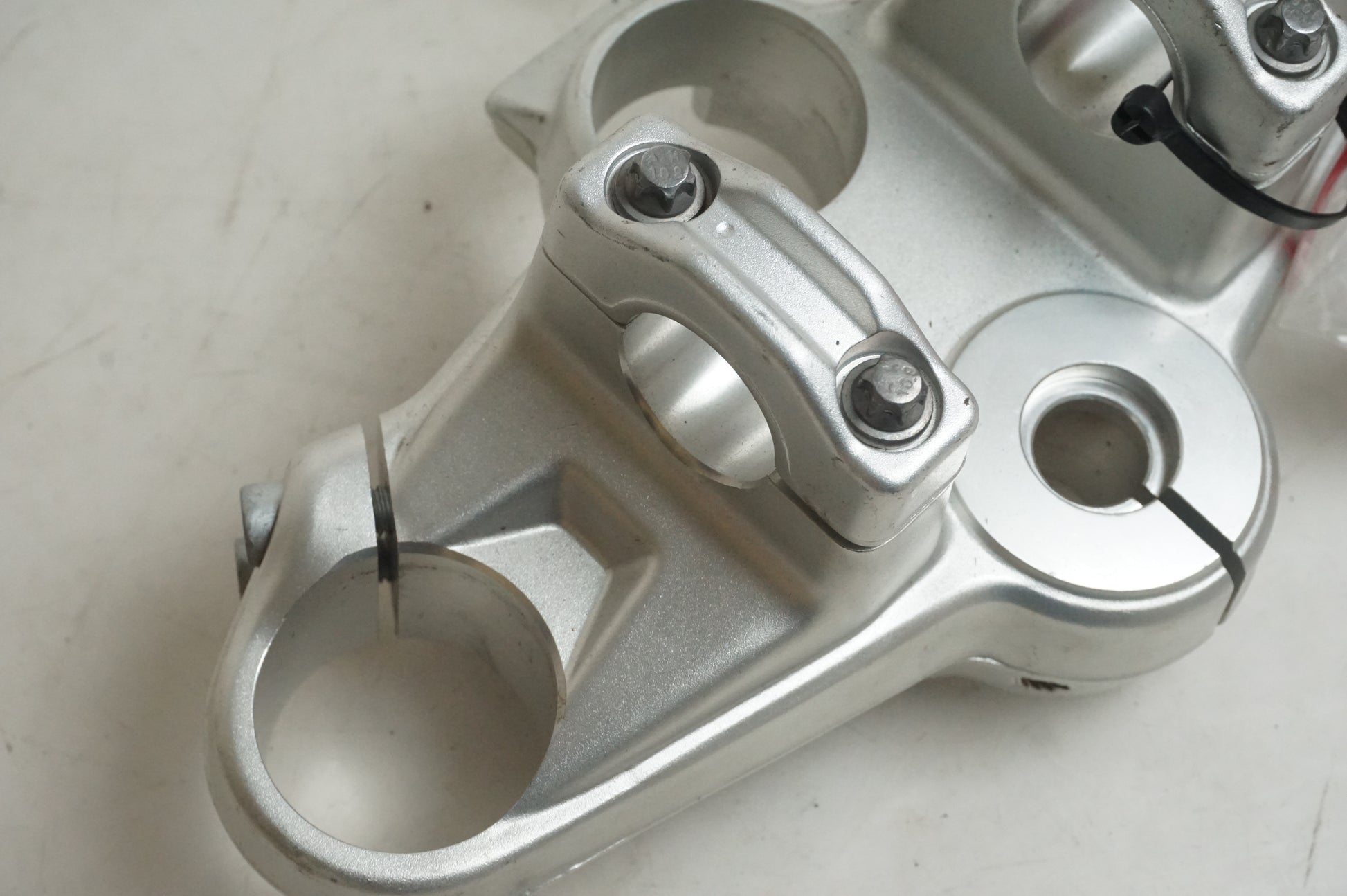 Baksidan på Gaffelkrona från en BMW F 800 R -2011 motorcykel.