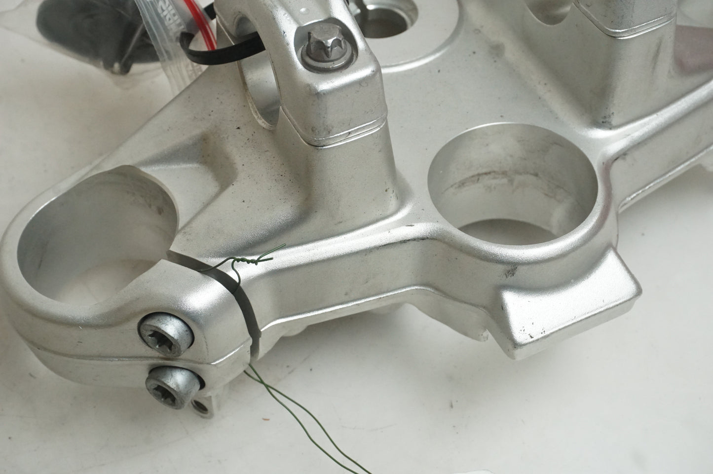 Vänster sida på Gaffelkrona från en BMW F 800 R -2011 motorcykel.