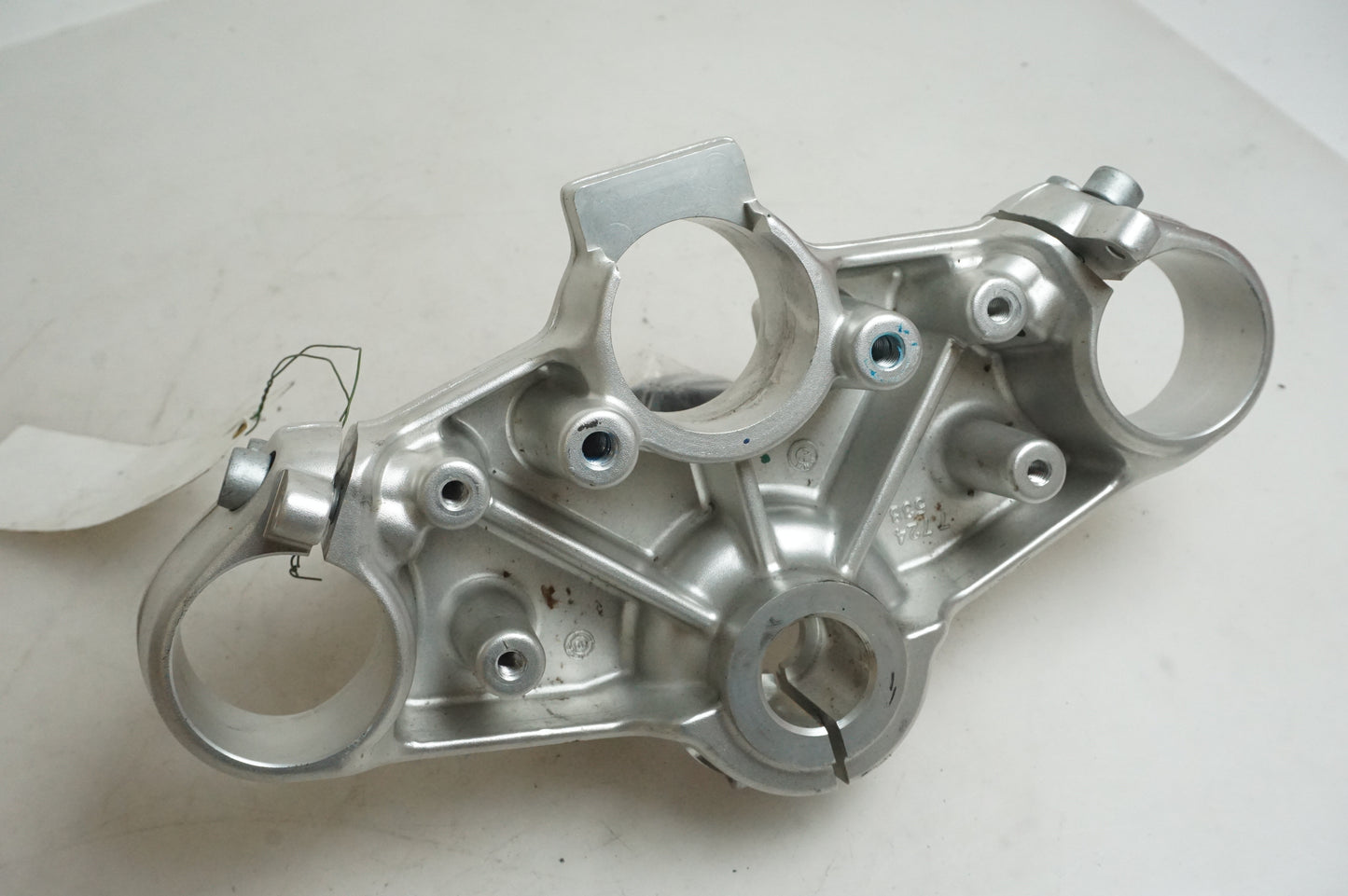 Snett uppifrån på Gaffelkrona från en BMW F 800 R -2011 motorcykel.