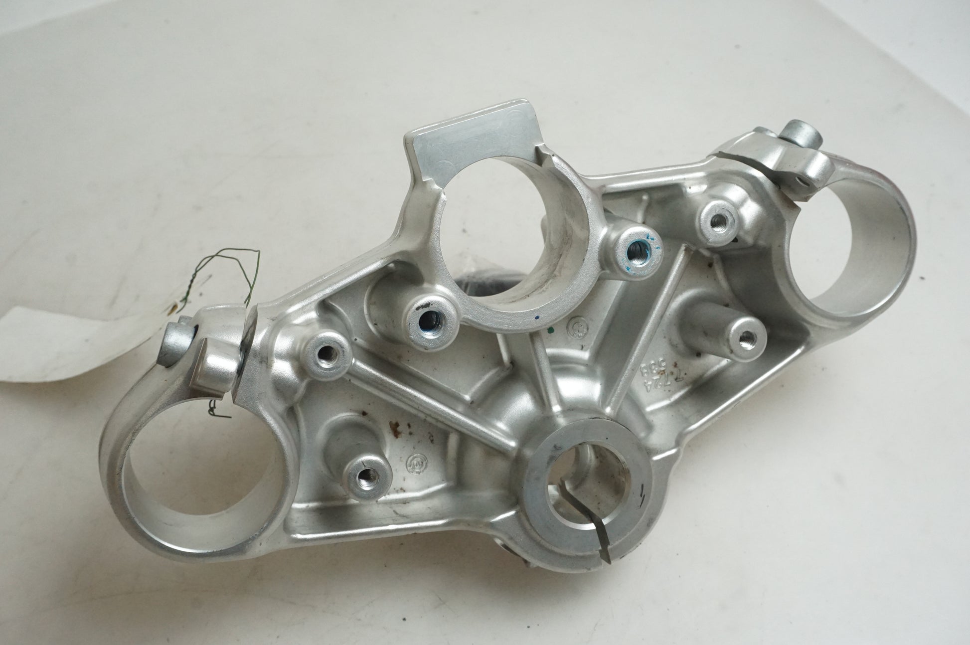 Snett uppifrån på Gaffelkrona från en BMW F 800 R -2011 motorcykel.