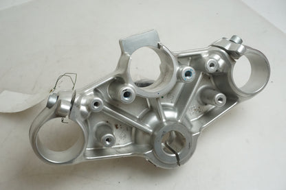 Snett uppifrån på Gaffelkrona från en BMW F 800 R -2011 motorcykel.