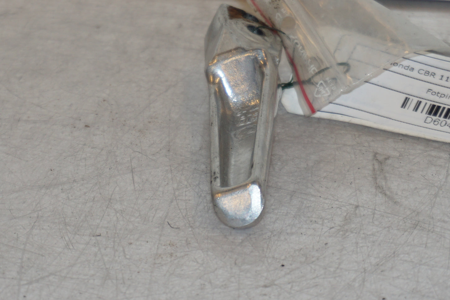 Vänster sida på Fotpinne från en Honda CBR 1100 XX -1998 motorcykel.