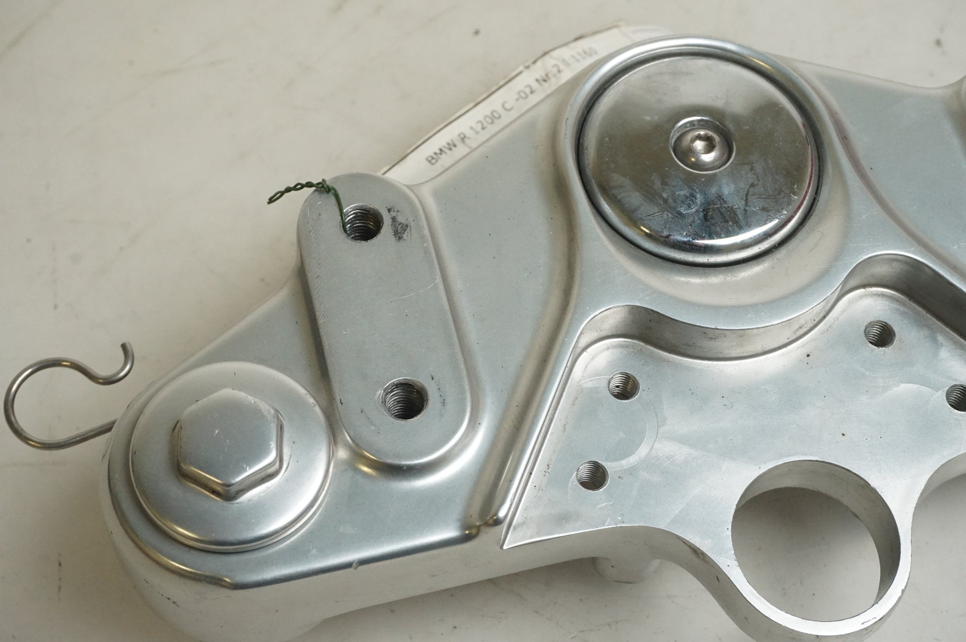 Baksidan på Gaffelkrona från en BMW R 1200 C -2002 motorcykel.
