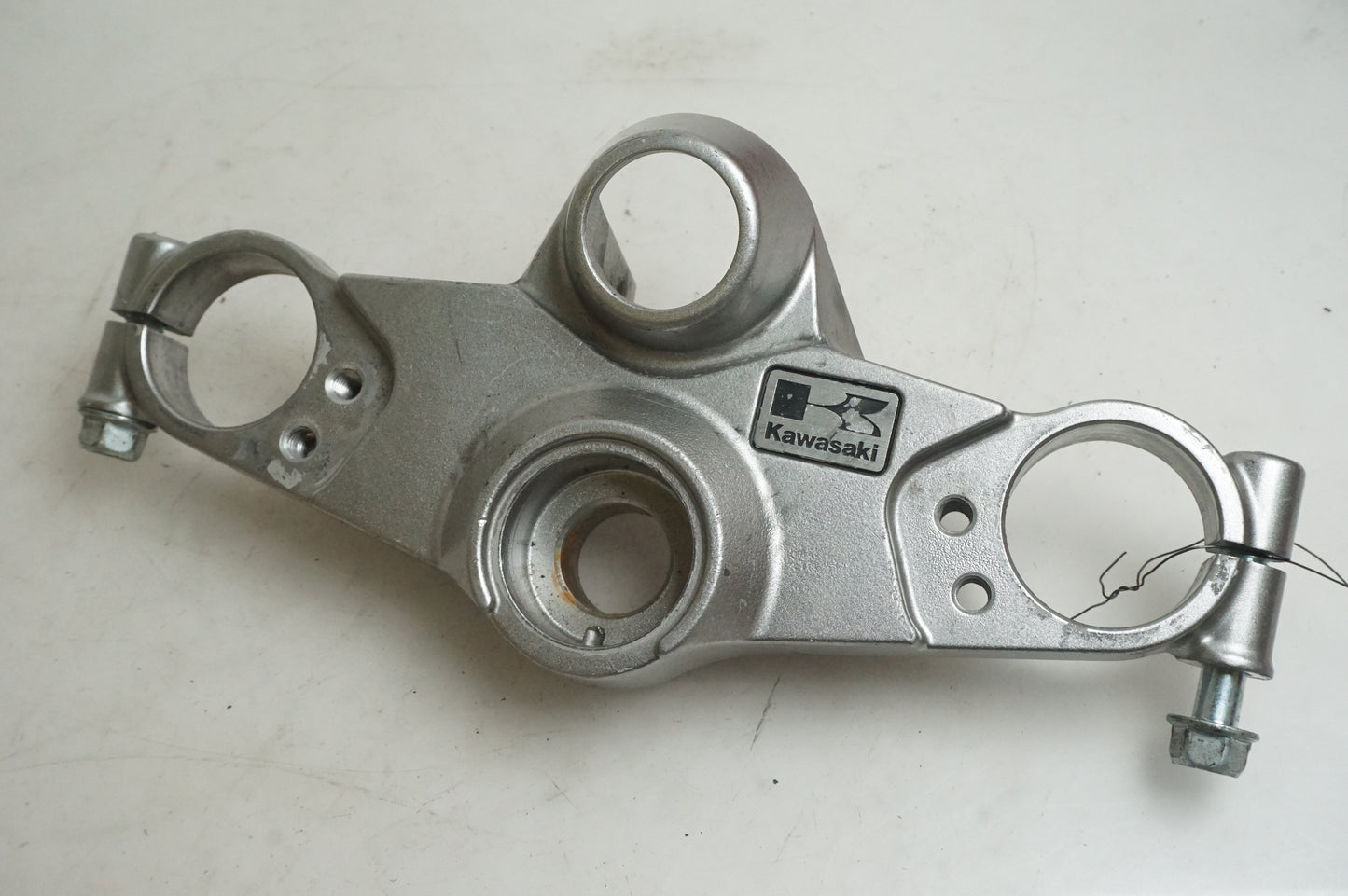 Framsidan på Gaffelkrona från en Kawasaki ZZR 1200 -2002 motorcykel.