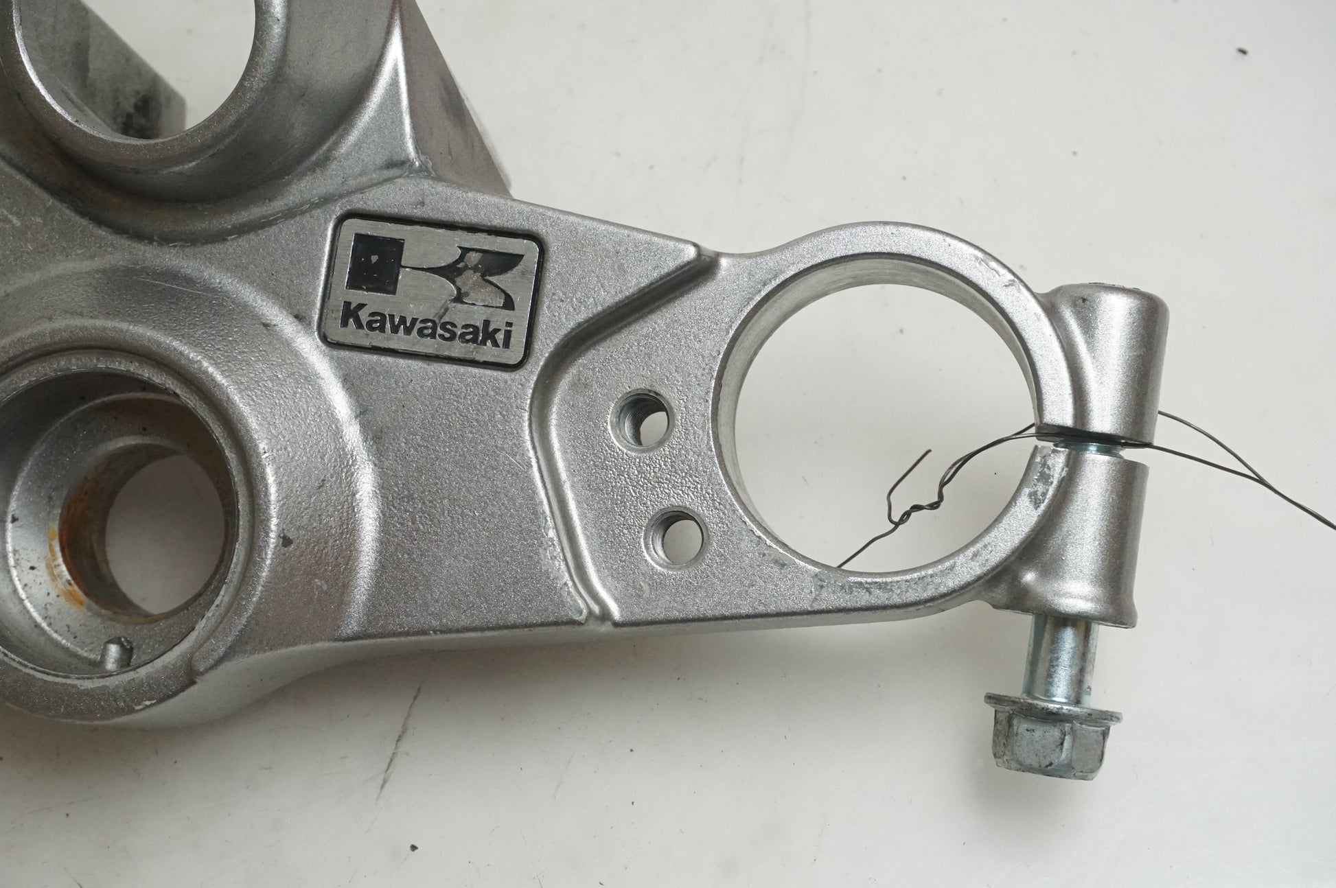 Baksidan på Gaffelkrona från en Kawasaki ZZR 1200 -2002 motorcykel.