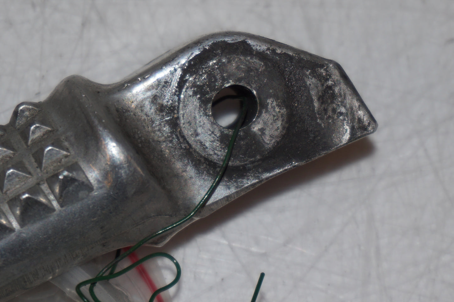 Snett nerifrån på Fotpinne från en Honda CBR 900 RR -1996 motorcykel.