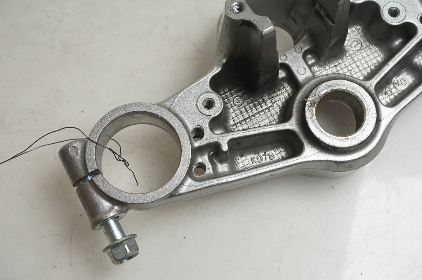 Vänster sida på Gaffelkrona från en Kawasaki ZZR 1200 -2002 motorcykel.