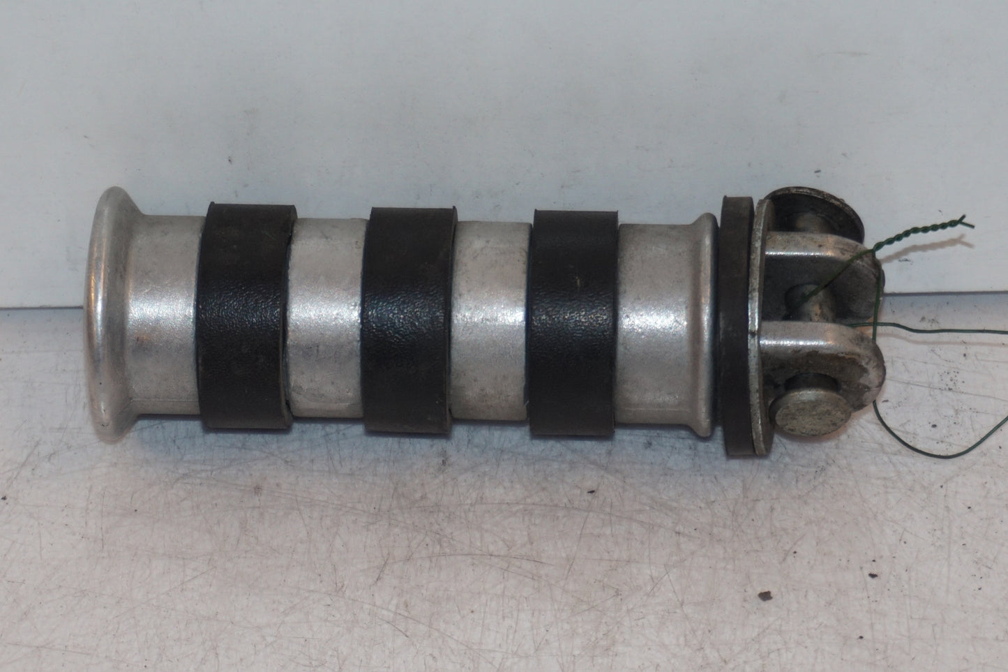 Framsidan på Fotpinne från en Honda VT 1100 C -2000 motorcykel.